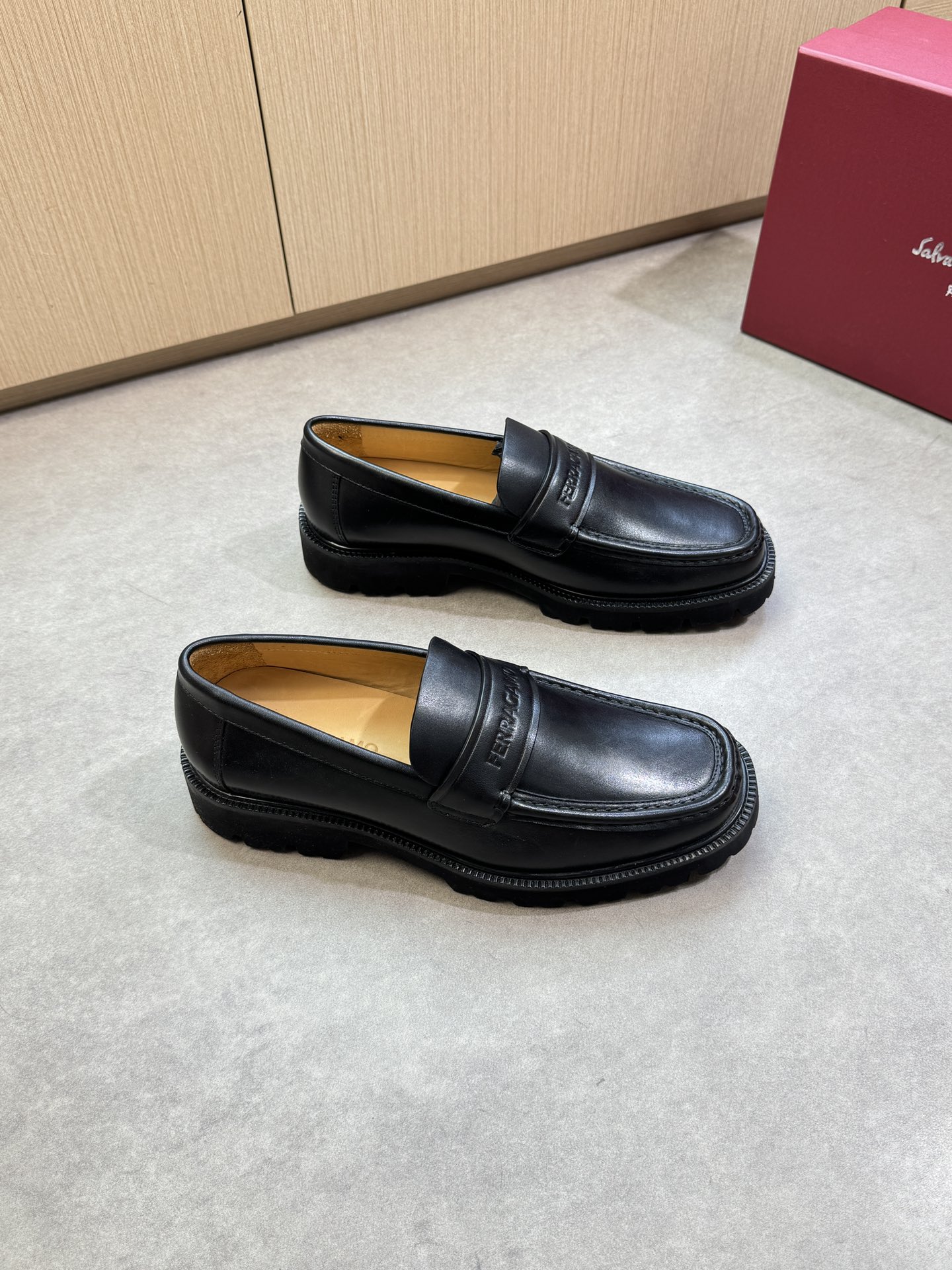 NO:354278,【Ferragamo】Ferragamo - High-end quality Original single · formal leather shoes - Upper Napa calfskin, air compressor brand LOGO horizontal harness decoration, shoe Dan hand-made string sewing mark line - Inner water dyed cowhide - Outsole ultra-light TPU foaming·rubber; Combined molding outsole - Ultra-high quality control·fine workmanship highlighting (high-end, noble, grade) -Size 38-44 (45 can be customized)·0185,,ferragamo,ferragamo,cowhide19860909【 Ferragamo】菲拉格慕 -高端品质 原单·正装皮鞋 -鞋面纳帕小牛皮、空压品牌LOGO横担装饰、鞋丹手工串缝马克线 -内里水染牛皮 -大底超轻TPU发泡·橡胶；组合成型大底 -超高品控·做工精细凸显(高端·贵气·档次) -Size 38-44（45可订做)·0185,,ferragamo,ferragamo,cowhide,Men's shoes