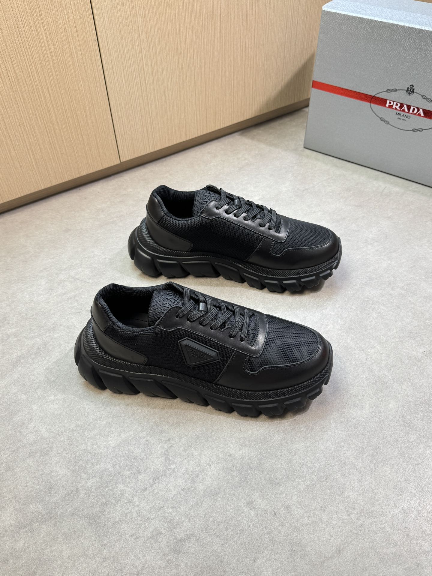 NO:354289,【PRADA】Prada - High-end quality Original single · Casual sports shoes - Upper Napa calfskin, brand high merceration cloth, shoe mouth injection molding brand LOGO, shoe body sewing brand plastic module - Neil brand canvas, foot pads. Water dyed cowhide - Outsole ultra-light TPU foam; molded sole - Ultra-high quality control · Fine workmanship highlighting (high-end, noble, grade) -Size 38-44 (45, custom made)·03303,,prada,prada,sneakers,cowhide19860909【PRADA】普拉达 -高端品质 原单·休闲运动鞋 -鞋面纳帕小牛皮、品牌高丝光布匹、鞋口注塑品牌LOGO、鞋身车缝品牌塑胶模块 -内里品牌帆布,垫脚.水染牛皮 -大底超轻TPU发泡；成型大底 -超高品控·做工精细凸显(高端·贵气·档次) -Size 38-44（45,可订做)·03303,,prada,prada,sneakers,cowhide,Men's shoes