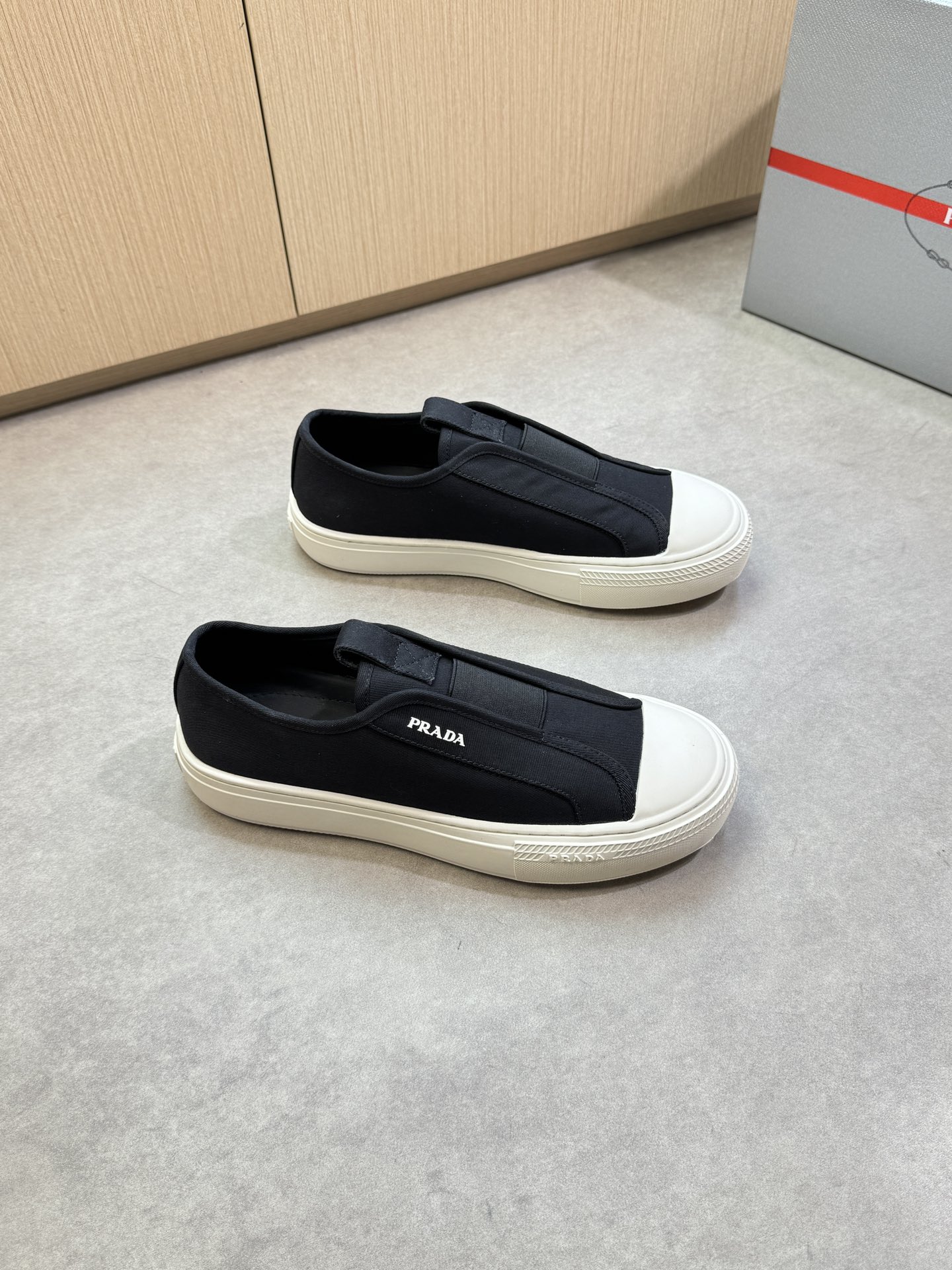 NO:354310,【PRADA】Prada - High-end quality Original single · Casual sports shoes - Upper brand canvas cloth, shoe body brand metal fastener LOGO - Inner water dyed cowhide - Outsole ultra-light TPR·rubber; Two-color molded outsole - Ultra-high quality control · fine workmanship highlighted (high-end · noble · grade) -Size 38-44 (45, custom made)·PR0135,,prada,prada,cowhide19860909【PRADA】普拉达 -高端品质 原单·休闲运动板鞋 -鞋面品牌帆布布匹、鞋身品牌金属扣件LOGO -内里水染牛皮 -大底超轻TPR·橡胶；双色成型大底 -超高品控·做工精细凸显(高端·贵气·档次) -Size 38-44（45,可订做)·PR0135,,prada,prada,cowhide,Men's shoes