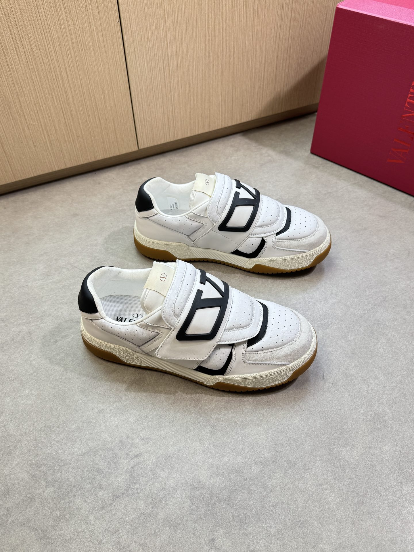 NO:354320,【VALENTION】 Valentino - High-end quality Original single · Casual sports shoes - Upper Napa calfskin, reverse velvet calfskin, Velcro craftsmanship, injection molding brand totem module - Neil brand canvas - Outsole ultralight TPU foaming·rubber; molded outsole - Ultra-high quality control·fine workmanship highlighting (high-end, noble, grade) - Size39-44 (38, 45, 46, custom made)·2376,,valentino,valentino,sneakers,cowhide19860909【VALENTION】华伦天奴 -高端品质 原单·休闲运动鞋 -鞋面纳帕小牛皮、反绒小牛皮、魔术贴工艺、注塑品牌图腾模块 -内里品牌帆布 -大底超轻TPU发泡·橡胶；成型大底 -超高品控·做工精细凸显(高端·贵气·档次) -Size39-44（38,45,46,可订做)·2376,,valentino,valentino,sneakers,cowhide,Men's shoes