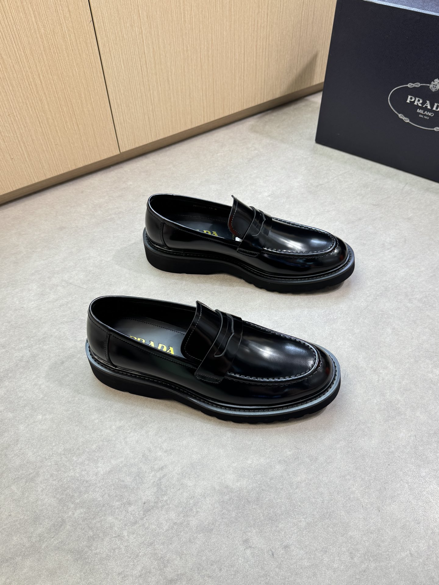NO:355516,【PRADA】Prada - High-end quality Original single · formal leather shoes - Imported upper beaded calfskin, shoe dan slit stitching, brand cross-bond decoration - Inner water dyed cowhide - Outsole ultralight TPU foaming·rubber; Combined molding outsole - Ultra-high quality control·fine workmanship highlighting (high-end·noble·grade) -Size; 39-44 (38,45,46,47, size can be customized)·0678,,prada,prada,cowhide19860909【 PRADA】普拉达 -高端品质 原单·正装皮鞋 -鞋面进口开边珠小牛皮、鞋丹起股车缝线、品牌横担装饰 -内里水染牛皮 -大底超轻TPU发泡·橡胶；组合成型大底 -超高品控·做工精细凸显( 高端·贵气·档次 ) -Size ；39-44（38,45,46,47,码可订做)·0678,,prada,prada,cowhide,Men's shoes