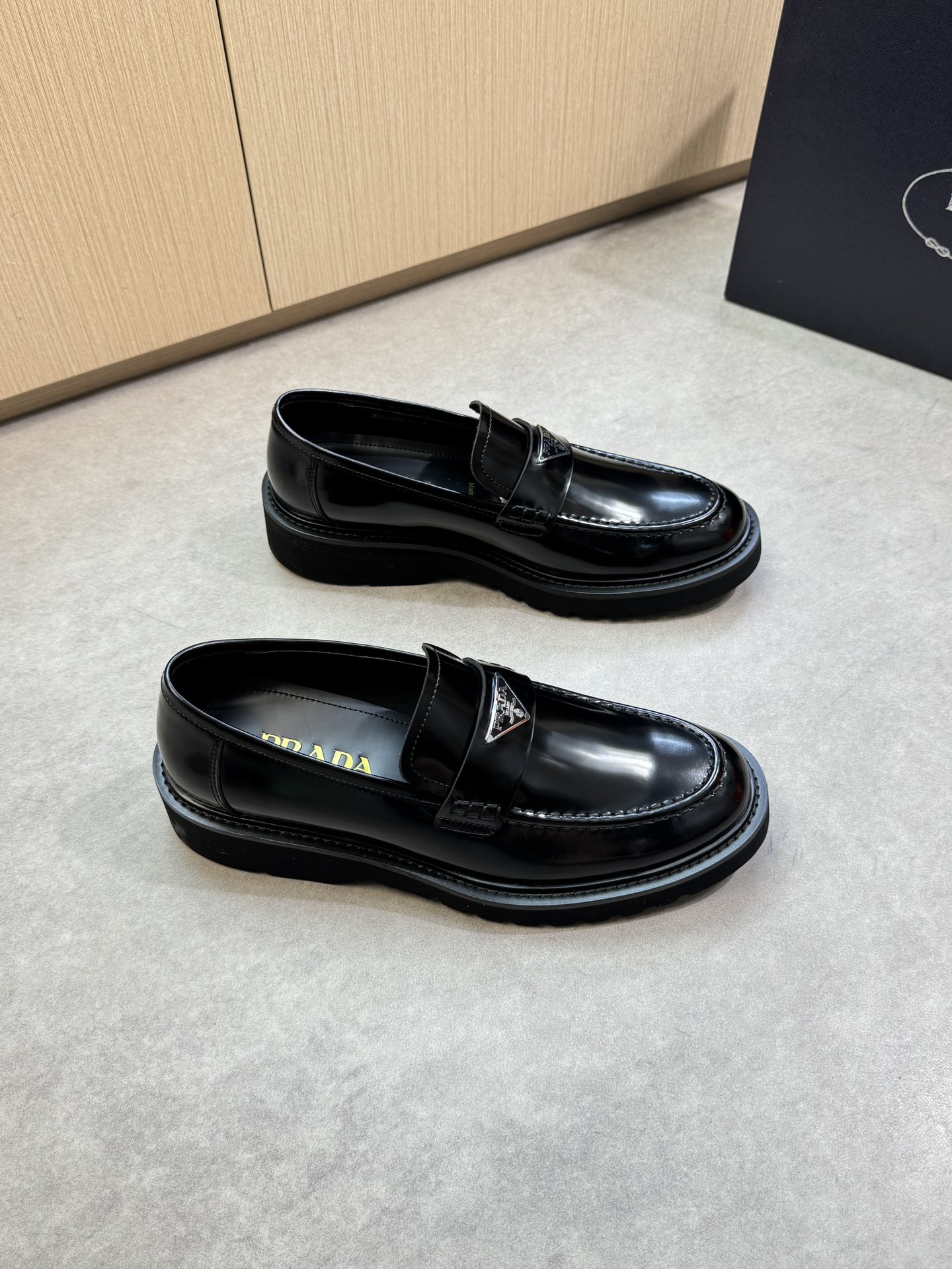 NO:355532,【PRADA】Prada - High-end quality Original single · formal leather shoes - Imported upper beaded calfskin, shoe dan slit stitching, brand metal fastener horizontal decoration - Inner water dyed cowhide - Outsole ultralight TPU foaming·rubber; Combined molding outsole - Ultra-high quality control·fine workmanship highlighted (high-end·noble·grade) -Size; 39-44 (38,45,46,47, size can be customized)·0678,,prada,prada,cowhide19860909【 PRADA】普拉达 -高端品质 原单·正装皮鞋 -鞋面进口开边珠小牛皮、鞋丹起股车缝线、品牌金属扣件横担装饰 -内里水染牛皮 -大底超轻TPU发泡·橡胶；组合成型大底 -超高品控·做工精细凸显( 高端·贵气·档次 ) -Size ；39-44（38,45,46,47,码可订做)·0678,,prada,prada,cowhide,Men's shoes
