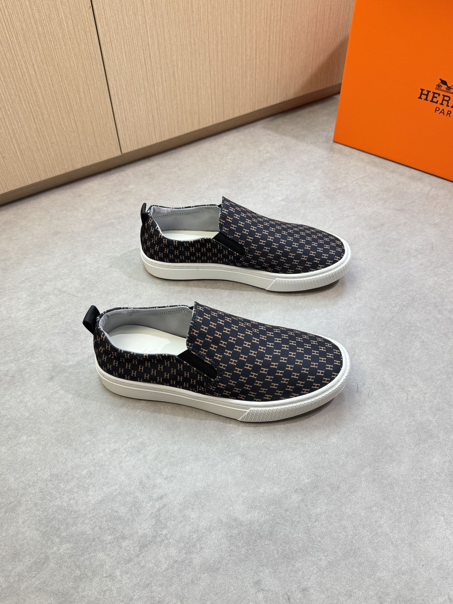 NO:354743,【HERMES】HERMES - High-end quality Original single · Casual sports shoes - Upper brand totem canvas cloth, tongue brand elastic band heel brand webbing - Inner brand canvas, foot pads; Water dye cowhide - Outsole ultralight TPR·rubber; Two-color molded outsole - Ultra-high quality control·fine workmanship highlights (high-end·noble·grade) -Size 39-44 (38,45, custom made)·0118,,hermes,hermes,cowhide19860909【 HERMES】爱马仕 -高端品质 原单·休闲运动板鞋 -鞋面品牌图腾帆布布匹、鞋舌品牌松紧带后跟品牌织带 -内里品牌帆布,垫脚；水染牛皮 -大底超轻TPR·橡胶；双色成型大底 -超高品控·做工精细凸显(高端·贵气·档次) -Size 39-44（38,45,可订做)·0118,,hermes,hermes,cowhide,Men's shoes