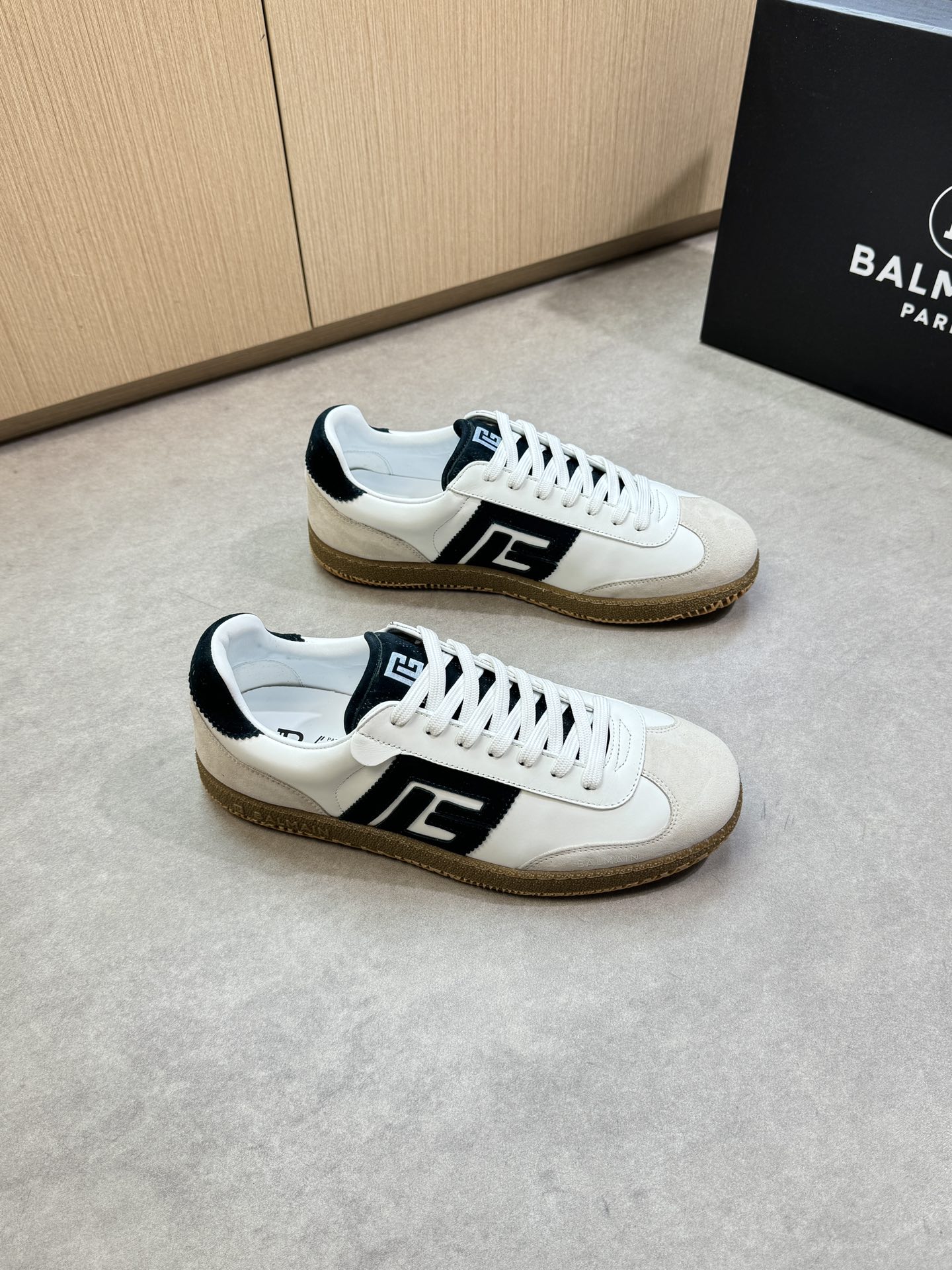 NO:354759,【BALMAIN】Balmain - High-end quality Original single · Casual sports shoes - Upper Napa calfskin, reverse velvet calfskin, brand denim canvas cloth, shoe body sewing brand totem, silk-print high Zhoubo brand logo - Inner water dyed cowhide - Outsole ultra-light TPR·rubber; Two-color molded outsole - Ultra-high quality control·fine workmanship highlight (high-end, noble, grade) -Size 39-44 (38,45, custom made)·BA03283,,balmain,balmain,cowhide19860909【BALMAIN】巴尔曼 -高端品质 原单·休闲运动板鞋 -鞋面纳帕小牛皮、反绒小牛皮、品牌牛仔帆布布匹、鞋身车缝品牌图腾、丝印高周波品牌logo -内里水染牛皮 -大底超轻TPR·橡胶；双色成型大底 -超高品控·做工精细凸显(高端·贵气·档次) -Size 39-44（38,45,可订做)·BA03283,,balmain,balmain,cowhide,Men's shoes