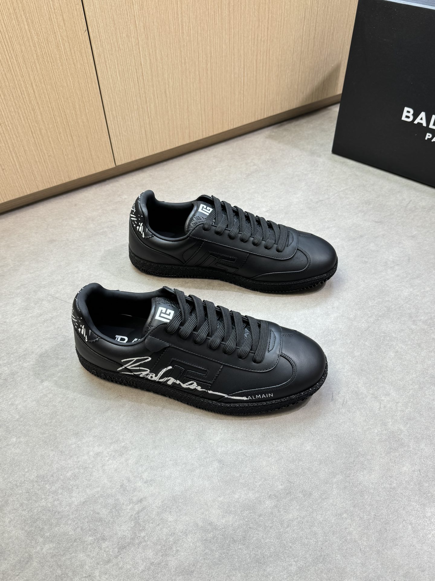 NO:354771,【BALMAIN】Balmain - High-end quality Original single · Casual sports shoes - Upper Napa calfskin, shoe body sewing brand totem, silk-print high Zhoubo brand logo - Inner water dyed cowhide - Outsole ultra-light TPR·rubber; Two-color molded outsole - Ultra-high quality control · fine workmanship highlighted (high-end · noble · grade) -Size 39-44 (38, 45, custom made)·BA03283,,balmain,balmain,cowhide19860909【BALMAIN】巴尔曼 -高端品质 原单·休闲运动板鞋 -鞋面纳帕小牛皮、鞋身车缝品牌图腾、丝印高周波品牌logo -内里水染牛皮 -大底超轻TPR·橡胶；双色成型大底 -超高品控·做工精细凸显(高端·贵气·档次) -Size 39-44（38,45,可订做)·BA03283,,balmain,balmain,cowhide,Men's shoes