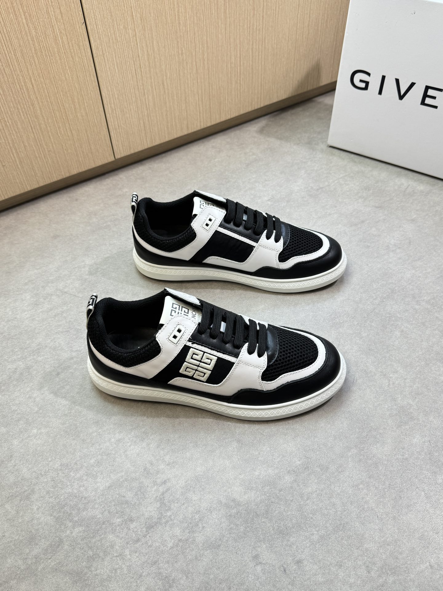 NO:354788,【GIVENCHY】Givenchy - High-end quality Original single · Casual sports shoes - Upper; Napa calfskin, brand high mercerized hollow mesh canvas, shoe body. Embroidered brand totem - Inner brand canvas, foot pads; Water dyed cowhide - Ultra-light TPR. Rubber; Molded sole - Ultra-high quality control · Fine workmanship highlighted (high-end · noble · grade) -Size 39-44 (38, 45, custom made)·GV3300,, givennchy, given, sneakers, cowhide19860909【GIVENCHY】纪梵希 -高端品质 原单·休闲运动鞋 -鞋面；纳帕小牛皮、品牌高丝光镂空网帆布、鞋身.刺绣品牌图腾 -内里品牌帆布,垫脚; 水染牛皮 -大底超轻TPR.橡胶；成型大底 -超高品控·做工精细凸显(高端·贵气·档次) -Size 39-44（38,45,可订做)·GV3300,,givenchy,givenchy,sneakers,cowhide,Men's shoes