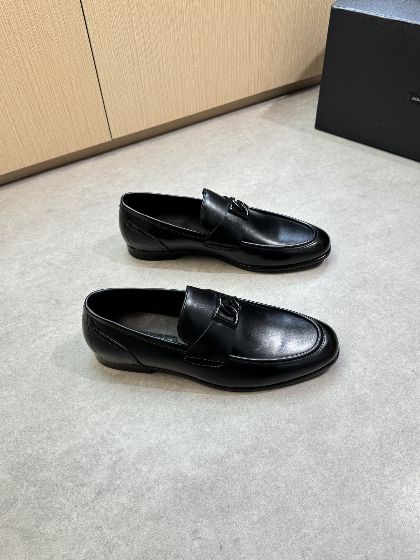 NO:355489,【DOLCE & GABBANA】Dougabana - High-end quality Original single · formal leather shoes - Upper Napa calfskin, brand metal fastener decoration, shoe Danche anti-dark line craft - Inner water dyed cowhide - Outsole ultralight TR rubber· genuine leather; Combined molded leather outsole - Ultra high quality control·fine workmanship highlight (high-end, noble, grade) -Size 39-45 (38,46, custom made)·DG0678,,Dolce&Gabbana,Dolce&Gabbana,cowhide,Leather soles19860909【DOLCE & GABBANA】杜嘉班纳 -高端品质 原单·正装皮鞋 -鞋面纳帕小牛皮、品牌金属扣件装饰、鞋丹车反暗线工艺 -内里水染牛皮 -大底超轻TR橡胶·真皮; 组合成型真皮大底 -超高品控·做工精细凸显(高端·贵气·档次) -Size 39-45（38,46,可订做)·DG0678,,Dolce&Gabbana,Dolce&Gabbana,cowhide,Leather soles,Men's shoes