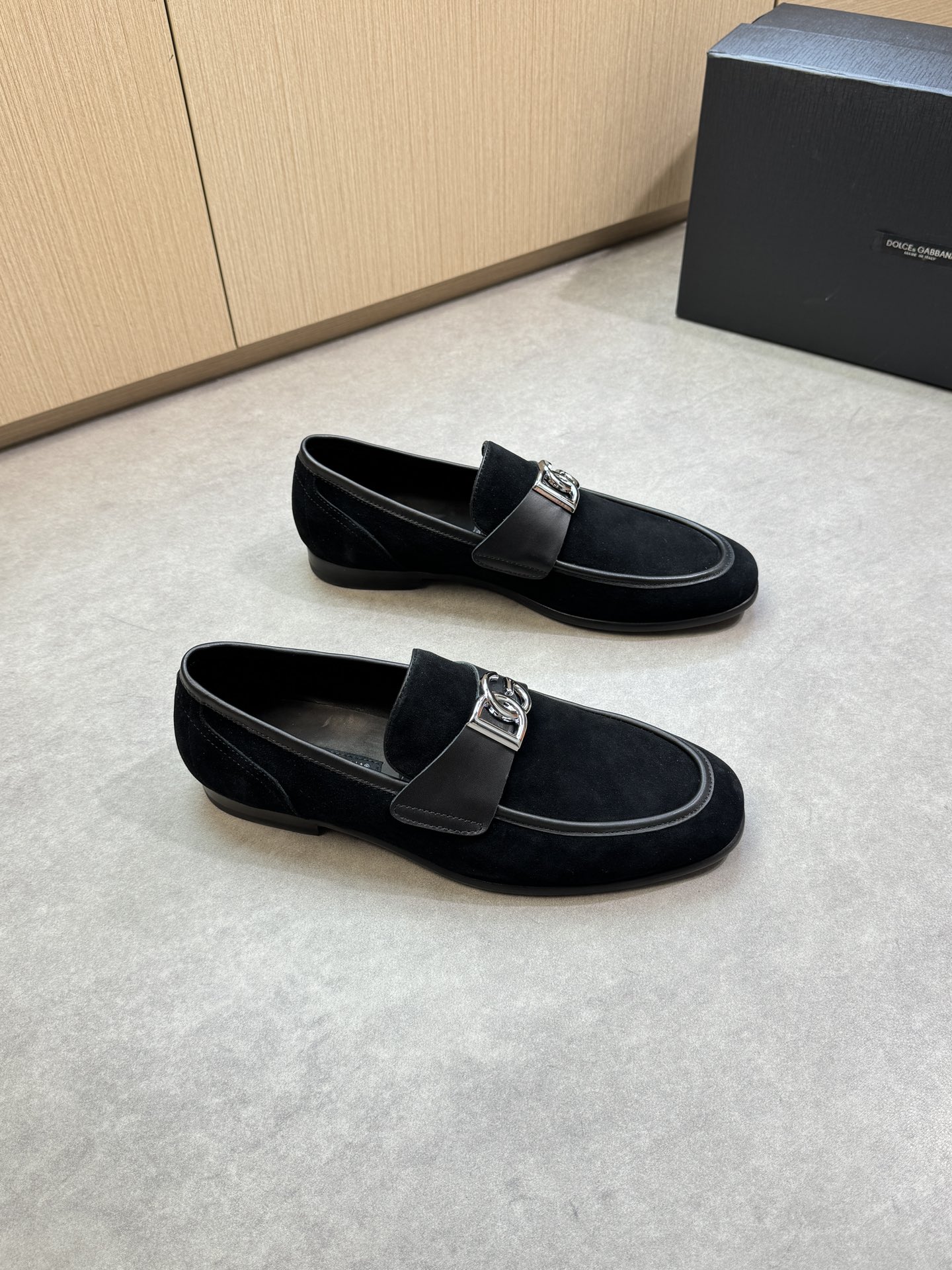 NO:355503,【DOLCE & GABBANA】Dougabana - High-end quality Original single · formal leather shoes - Upper Napa calfskin, reverse velvet calfskin, brand metal fastener decoration, shoe Danche reverse line craft - Inner water dyed cowhide - Outsole ultralight TR rubber· genuine leather; Combined molded leather outsole - Ultra high quality control·fine workmanship highlight (high-end, noble, grade) -Size 39-45 (38,46, custom made)·DG0678,,Dolce&Gabbana,Dolce&Gabbana,cowhide,Leather soles19860909【DOLCE & GABBANA】杜嘉班纳 -高端品质 原单·正装皮鞋 -鞋面纳帕小牛皮、反绒小牛皮、品牌金属扣件装饰、鞋丹车反暗线工艺 -内里水染牛皮 -大底超轻TR橡胶·真皮; 组合成型真皮大底 -超高品控·做工精细凸显(高端·贵气·档次) -Size 39-45（38,46,可订做)·DG0678,,Dolce&Gabbana,Dolce&Gabbana,cowhide,Leather soles,Men's shoes