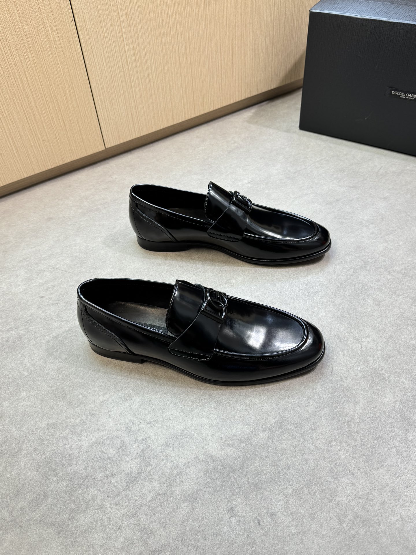 NO:355517,【DOLCE & GABBANA】Dougabana - High-end quality Original single · formal leather shoes - Upper Napa calfskin, brand metal fastener decoration, shoe Danche anti-dark line craft - Inner water dyed cowhide - Outsole ultralight TR rubber· genuine leather; Combined molded leather outsole - Ultra high quality control·fine workmanship highlight (high-end, noble, grade) -Size 39-45 (38,46, custom made)·DG0678,,Dolce&Gabbana,Dolce&Gabbana,cowhide,Leather soles19860909【DOLCE & GABBANA】杜嘉班纳 -高端品质 原单·正装皮鞋 -鞋面纳帕小牛皮、品牌金属扣件装饰、鞋丹车反暗线工艺 -内里水染牛皮 -大底超轻TR橡胶·真皮; 组合成型真皮大底 -超高品控·做工精细凸显(高端·贵气·档次) -Size 39-45（38,46,可订做)·DG0678,,Dolce&Gabbana,Dolce&Gabbana,cowhide,Leather soles,Men's shoes