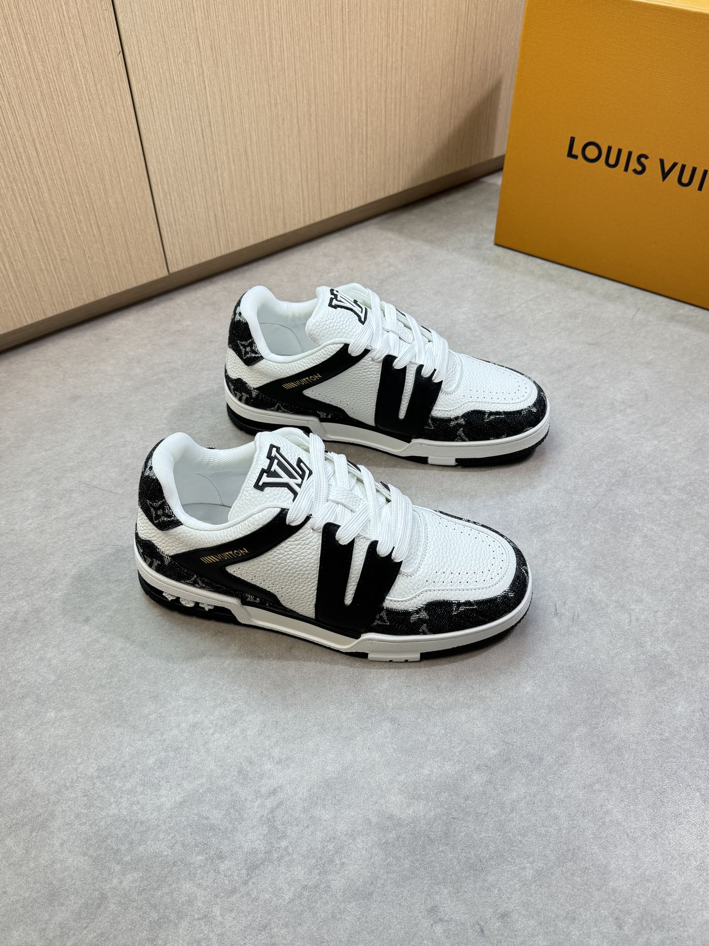 NO:355531,【Louis Vuitton】Louis Vuitton - High-end quality Original single casual sports shoes - Upper smacking calfskin, brand totem cloth, shoe tongue sewing brand injection module, shoe body silk screen brand logo - Neil brand canvas - Outsole original TPR rubber; Two-color molded outsole - Ultra-high quality control · Fine workmanship highlighting (high-end · noble · grade) - Size 39-44 (38, 45, custom made)·L3258,,louis vuitton,louis vuitton,sneakers,cowhide19860909【Louis Vuitton】路易威登 -高端品质 原单·休闲运动鞋 -鞋面摔纹小牛皮、品牌图腾布匹、鞋舌车缝品牌注塑模块、鞋身丝印品牌logo -内里品牌帆布 -大底原版TPR橡胶；双色成型大底 -超高品控·做工精细凸显(高端·贵气·档次) -Size 39-44（38,45,可订做)·L3258,,louis vuitton,louis vuitton,sneakers,cowhide,Men's shoes