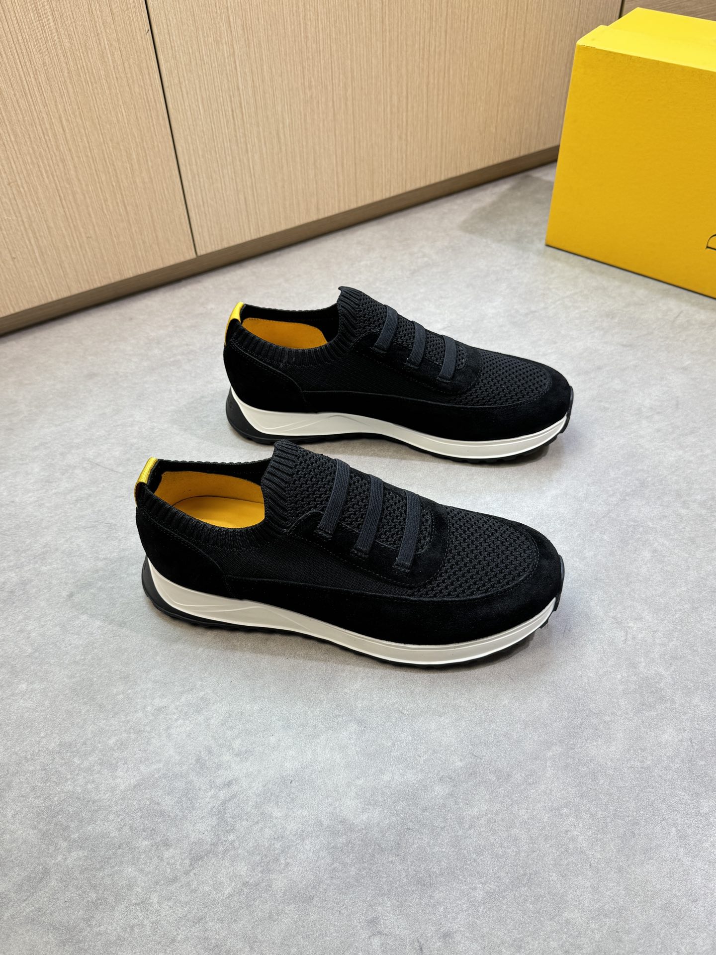 NO:355549,【DOUCAL'S】DuCals - High-end quality Original single · Casual sports shoes - Upper reverse velvet calfskin, brand totem fly knit (knit) cloth, heel brand LOGO webbing - Inner water dyed cowhide - Outsole original ultra-light TPU foam; Two-color molded outsole - Ultra-high quality control · Fine workmanship highlighted (high-end · noble · grade) -Size 39-44 (38, 45, custom made)·DCS3258,,sneakers,cowhide19860909【DOUCAL'S】杜卡尔斯 -高端品质 原单·休闲运动鞋 -鞋面反绒小牛皮、品牌图腾飞织(针织)布匹、后跟品牌LOGO织带 -内里水染牛皮 -大底原版超轻TPU发泡；双色成型大底 -超高品控·做工精细凸显(高端·贵气·档次) -Size 39-44（38,45,可订做)·DCS3258,,sneakers,cowhide,Men's shoes