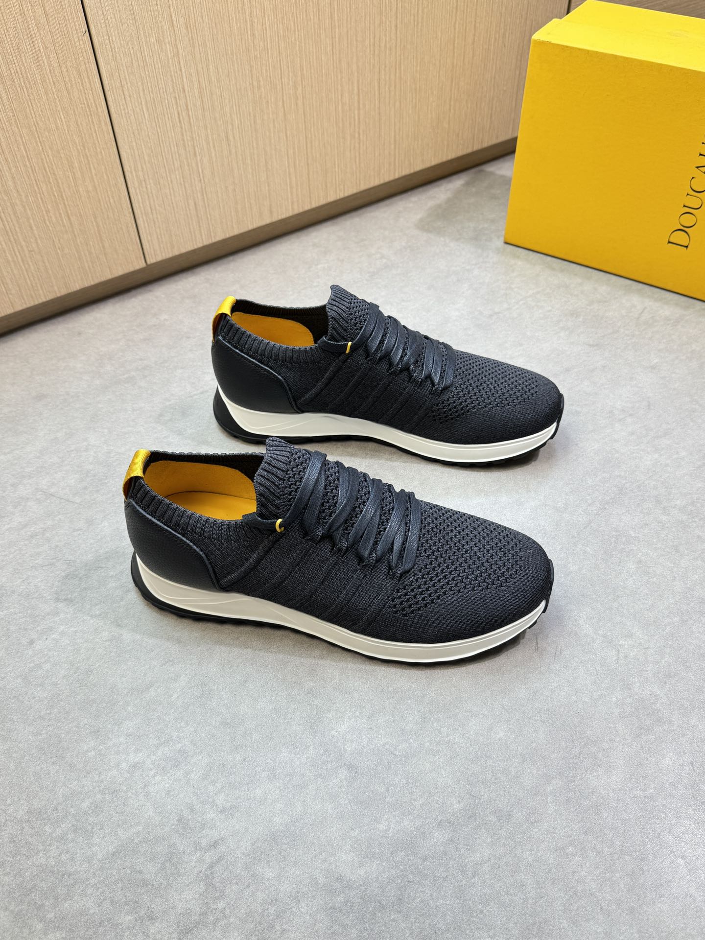 NO:355564,【DOUCAL'S】DuCals - High-end quality Original single · Casual sports shoes - Upper Napa calfskin, brand totem fly knit (knitted) cloth, heel brand LOGO webbing - Inner water dyed cowhide - Outsole original ultra-light TPU foam; Two-color molded outsole - Ultra-high quality control · Fine workmanship highlighted (high-end · noble · grade) -Size 39-44 (38, 45, custom made)·DCS3258,,sneakers,cowhide19860909【DOUCAL'S】杜卡尔斯 -高端品质 原单·休闲运动鞋 -鞋面纳帕小牛皮、品牌图腾飞织(针织)布匹、后跟品牌LOGO织带 -内里水染牛皮 -大底原版超轻TPU发泡；双色成型大底 -超高品控·做工精细凸显(高端·贵气·档次) -Size 39-44（38,45,可订做)·DCS3258,,sneakers,cowhide,Men's shoes