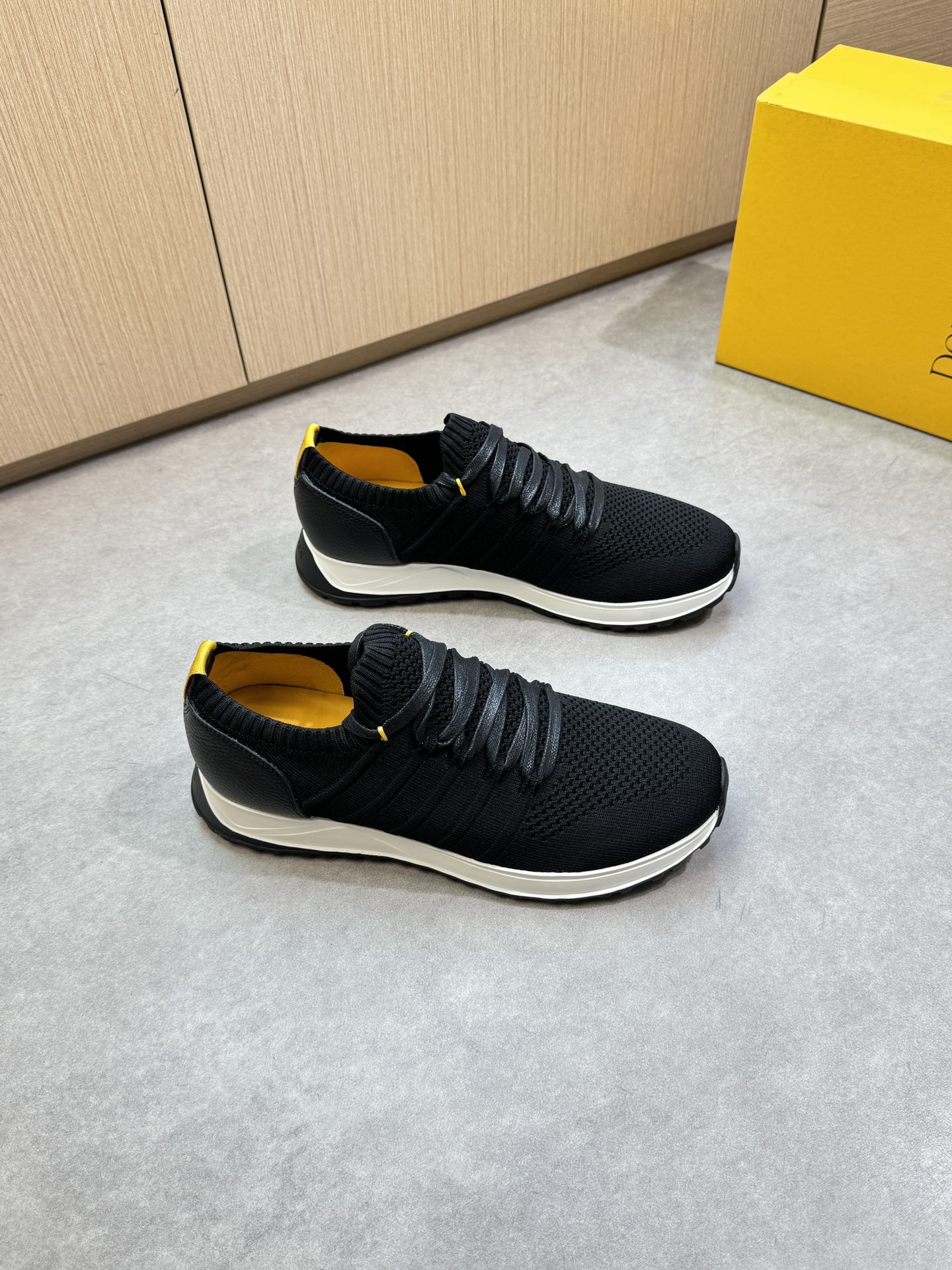 NO:355580,【DOUCAL'S】DuCals - High-end quality Original single · Casual sports shoes - Upper smacked calfskin, brand totem fly knit (knitted) cloth, heel brand LOGO webbing - Inner water dyed cowhide - Outsole original ultra-light TPU foam; Two-color molded outsole - Ultra-high quality control · Fine workmanship highlighted (high-end · noble · grade) -Size 39-44 (38, 45, custom made)·DCS3258,,sneakers,cowhide19860909【DOUCAL'S】杜卡尔斯 -高端品质 原单·休闲运动鞋 -鞋面摔纹小牛皮、品牌图腾飞织(针织)布匹、后跟品牌LOGO织带 -内里水染牛皮 -大底原版超轻TPU发泡；双色成型大底 -超高品控·做工精细凸显(高端·贵气·档次) -Size 39-44（38,45,可订做)·DCS3258,,sneakers,cowhide,Men's shoes