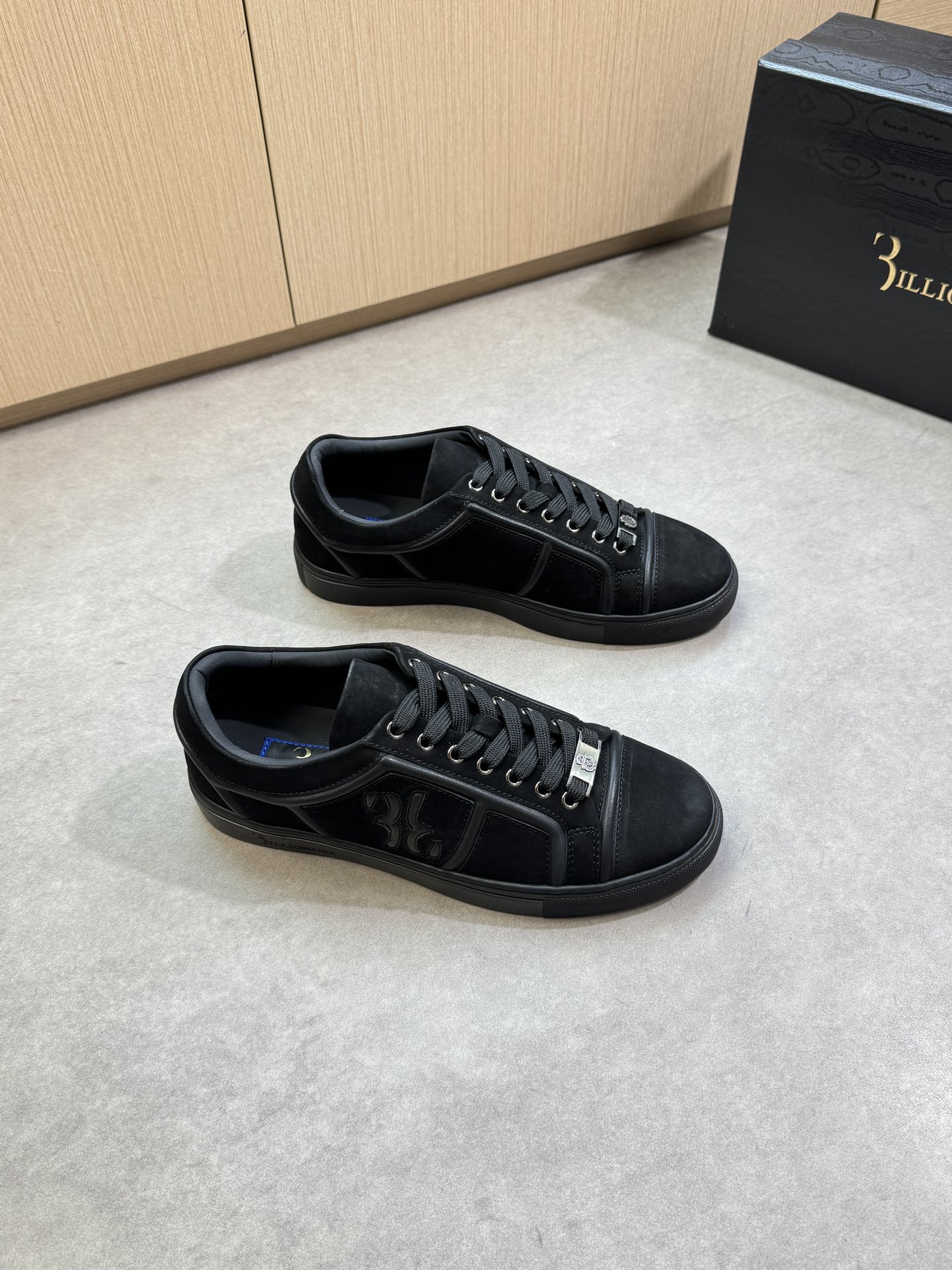 NO:356432,【Billionaire】Billionaire - High-end quality Original single · Casual sports shoes - Upper matte calfskin, Napa calfskin, shoe body brand LOGO totem, brand metal fastener - Inner water dye cowhide - Outsole ultralight TPR rubber; molded sole - Ultra-high quality control · Fine workmanship highlighted (high-end · noble · grade) -Size 38-44 (45, custom made) ·0444,,cowhide19860909【 Billionaire】亿万富翁  -高端品质 原单·休闲运动板鞋 -鞋面磨砂小牛皮、纳帕小牛皮、鞋身品牌LOGO图腾、品牌金属扣件 -内里水染牛皮 -大底超轻TPR橡胶；成型大底 -超高品控·做工精细凸显(高端·贵气·档次) -Size 38-44（45,可订做)·0444,,cowhide,Men's shoes