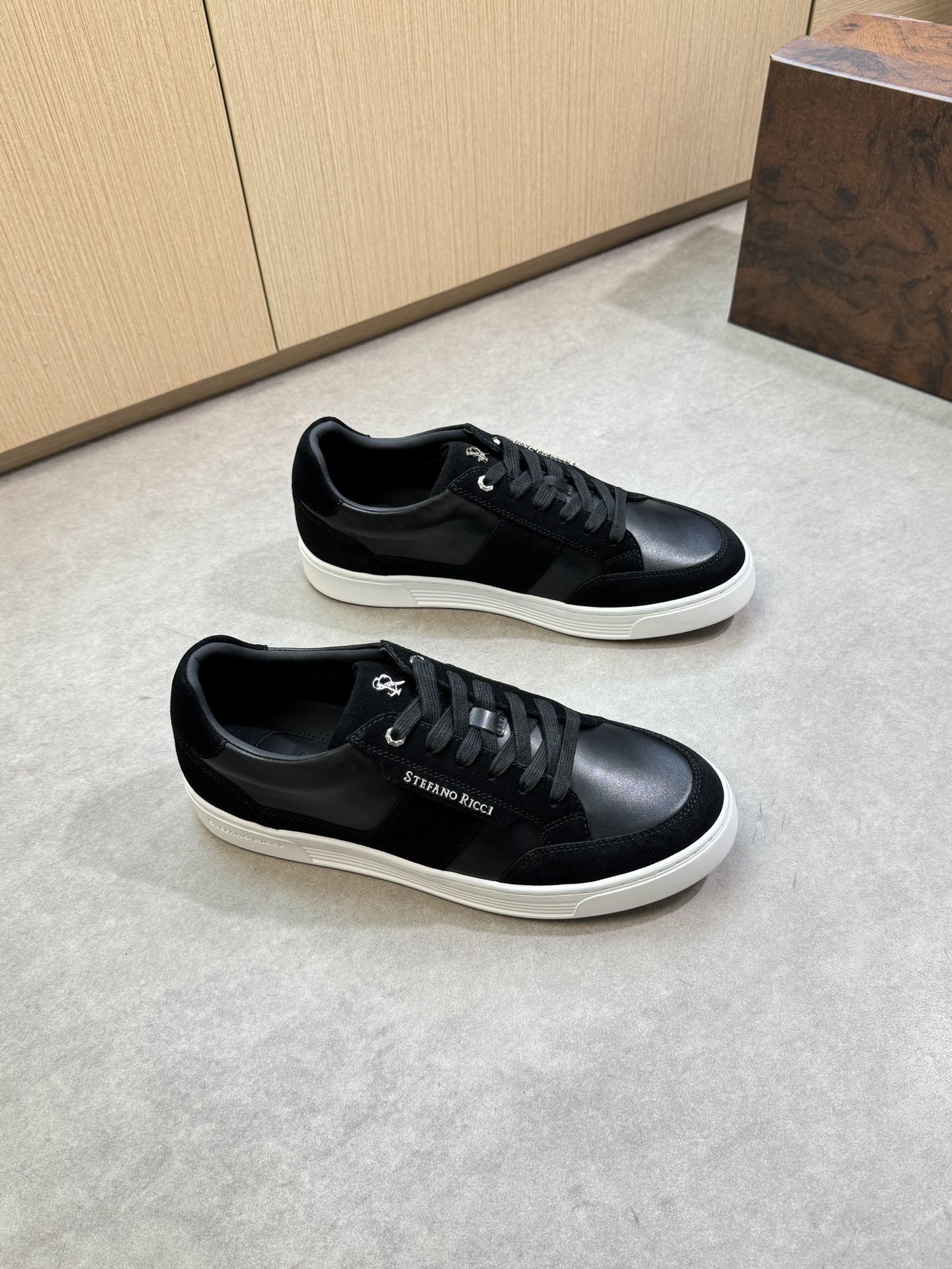 NO:356449,【Stefano Ricci】Stefano Rao Nich - High-end quality Original single casual sports shoes - Imported upper Napa calfskin, reverse velvet calfskin, shoe body inlaid brand metal LGO, shoe tongue brand metal fastener - Inner water dyed cowhide - Outsole ultralight TPR rubber; molded outsole - Ultra-high quality control, fine workmanship highlighted (high-end, noble, grade) -Size 39-44 (38,45, custom made) ST0444,,cowhide19860909【Stefano Ricci】史蒂芬劳·尼治 -高端品质 原单·休闲运动板鞋 -鞋面进口纳帕小牛皮、反绒小牛皮、鞋身镶嵌品牌金属LGO、鞋舌品牌金属扣件 -内里水染牛皮 -大底超轻TPR橡胶；成型大底 -超高品控·做工精细凸显(高端·贵气·档次) -Size 39-44（38,45,可订做)·ST0444,,cowhide,Men's shoes