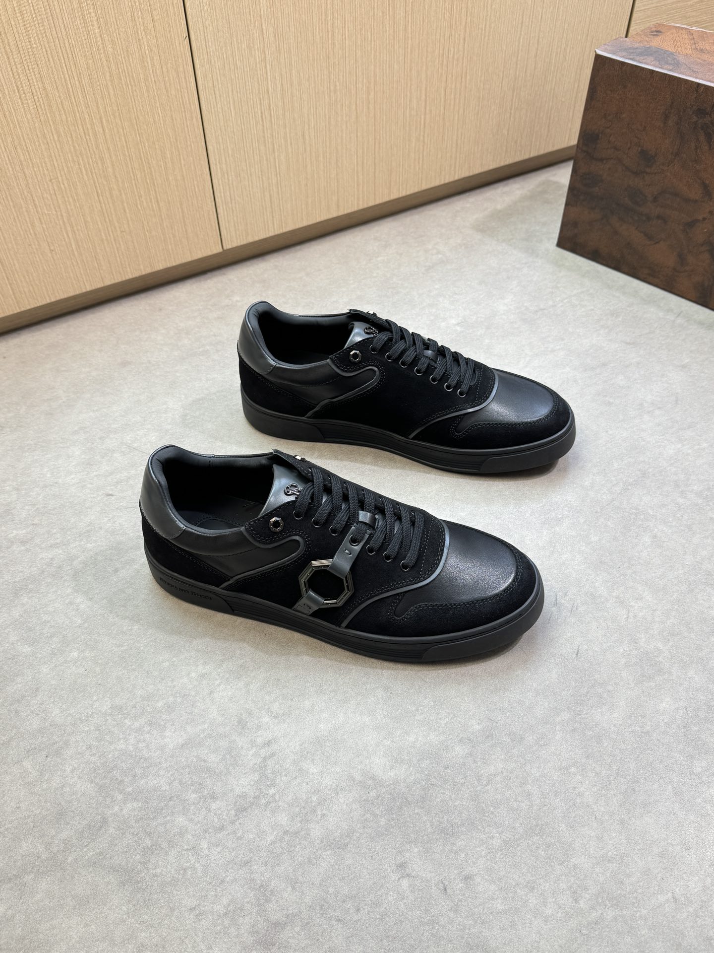 NO:356467,【Stefano Ricci】Stefano Rao Nich - High-end quality Original single casual sports shoes - Imported upper Napa calfskin, reverse velvet calfskin, shoe body. Shoe body. Brand metal fastener - Inner water dyed cowhide - Outsole ultralight TPR rubber; molded sole - Ultra-high quality control, fine workmanship highlighted (high-end, noble, grade) -Size 39-44 (38,45, custom made) ST0444,,cowhide19860909【Stefano Ricci】史蒂芬劳·尼治 -高端品质 原单·休闲运动板鞋 -鞋面进口纳帕小牛皮、反绒小牛皮、鞋身.鞋身.品牌金属扣件 -内里水染牛皮 -大底超轻TPR橡胶；成型大底 -超高品控·做工精细凸显(高端·贵气·档次) -Size 39-44（38,45,可订做)·ST0444,,cowhide,Men's shoes