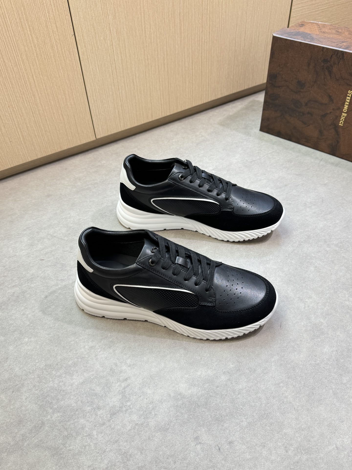 NO:356481,【Stefano Ricci】Stefano Rao Nich - High-end quality Original single casual sneakers - Imported upper Napa calfskin, perforated calfskin, reverse velvet calfskin, tongue brand logo metal fastener - Inner water dyed cowhide - Outsole ultra-light TPU foam; molded sole - Ultra-high quality control, fine workmanship highlighted (high-end, noble, grade) -Size 39-44 (38,45, custom made) ST0444,,sneakers,cowhide19860909【Stefano Ricci】史蒂芬劳·尼治 -高端品质 原单·休闲运动鞋 -鞋面进口纳帕小牛皮、打孔小牛皮、反绒小牛皮、鞋舌品牌logo金属扣件 -内里水染牛皮 -大底超轻TPU发泡；成型大底 -超高品控·做工精细凸显(高端·贵气·档次) -Size 39-44（38,45,可订做)·ST0444,,sneakers,cowhide,Men's shoes