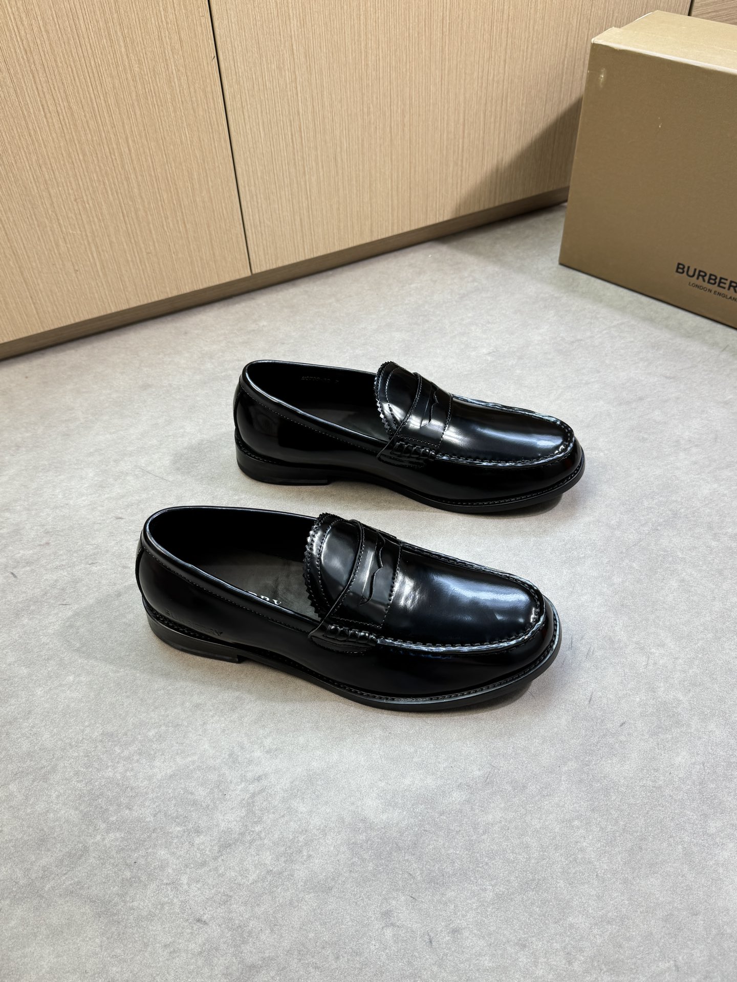 NO:357204,【BURBERRY】Burberry - High-end quality Original single · formal leather shoes - Upper open-edged beaded calfskin, brand metal fastener horizontal decoration, shoe pill. Heel. Handmade string sewing mark thread - Inner water dyed cowhide - Outsole original ultralight TR rubber· genuine leather; Combined molded leather outsole - Ultra high quality control·fine workmanship highlight (high-end, noble, grade) -Size 39-44 (38, 45, 46, custom made)·0230,,burberry,burberry,cowhide,Leather soles19860909【 BURBERRY】巴宝莉  -高端品质 原单·正装皮鞋 -鞋面开边珠小牛皮、品牌金属扣件横担装饰、鞋丹.后跟.手工串缝马克线 -内里水染牛皮 -大底原版超轻TR橡胶·真皮；组合成型真皮大底 -超高品控·做工精细凸显(高端·贵气·档次) -Size 39-44（38,45,46,可订做)·0230,,burberry,burberry,cowhide,Leather soles,Men's shoes