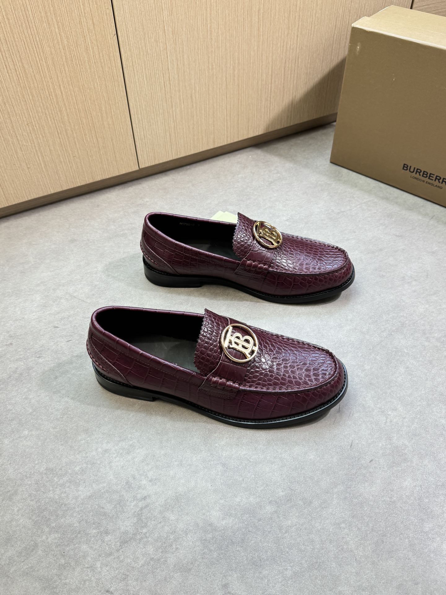 NO:357223,【BURBERRY】Burberry - High-end quality Original single · formal leather shoes - Upper stone pattern calfskin, brand metal fastener horizontal decoration, shoe pill. Heel. Handmade string sewing mark thread - Inner water dyed cowhide - Outsole original ultra-light TR rubber· genuine leather; Combined molded leather outsole - Ultra-high quality control·fine workmanship highlighted (high-end, noble, grade) -Size 39-44 (38, 45, 46, custom made)·0230,,burberry,burberry,cowhide,Leather soles19860909【 BURBERRY】巴宝莉  -高端品质 原单·正装皮鞋 -鞋面石头纹小牛皮、品牌金属扣件横担装饰、鞋丹.后跟.手工串缝马克线 -内里水染牛皮 -大底原版超轻TR橡胶·真皮；组合成型真皮大底 -超高品控·做工精细凸显(高端·贵气·档次) -Size 39-44（38,45,46,可订做)·0230,,burberry,burberry,cowhide,Leather soles,Men's shoes