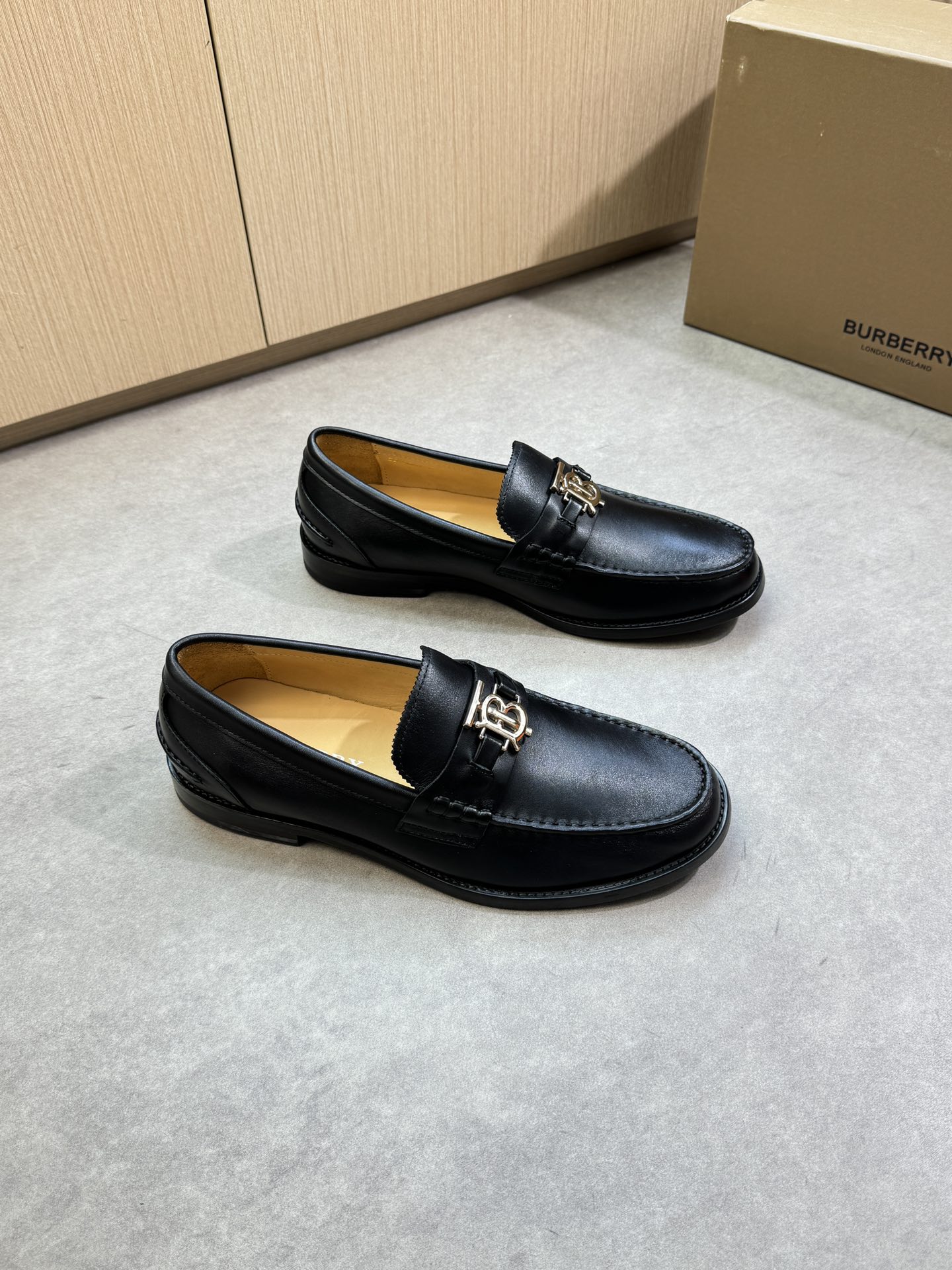 NO:357254,【BURBERRY】Burberry - High-end quality Original single · formal leather shoes - Upper Napa calfskin, brand metal fastener horizontal decoration, shoe dan. Heel. Handmade string sewing mark thread - Inner water dyed cowhide - Outsole original ultra-light TR rubber· genuine leather; Combined molded leather outsole - Ultra-high quality control·fine workmanship highlighted (high-end, noble, grade) -Size 39-44 (38, 45, 46, custom made)·0230,,burberry,burberry,cowhide,Leather soles19860909【 BURBERRY】巴宝莉  -高端品质 原单·正装皮鞋 -鞋面纳帕小牛皮、品牌金属扣件横担装饰、鞋丹.后跟.手工串缝马克线 -内里水染牛皮 -大底原版超轻TR橡胶·真皮；组合成型真皮大底 -超高品控·做工精细凸显(高端·贵气·档次) -Size 39-44（38,45,46,可订做)·0230,,burberry,burberry,cowhide,Leather soles,Men's shoes