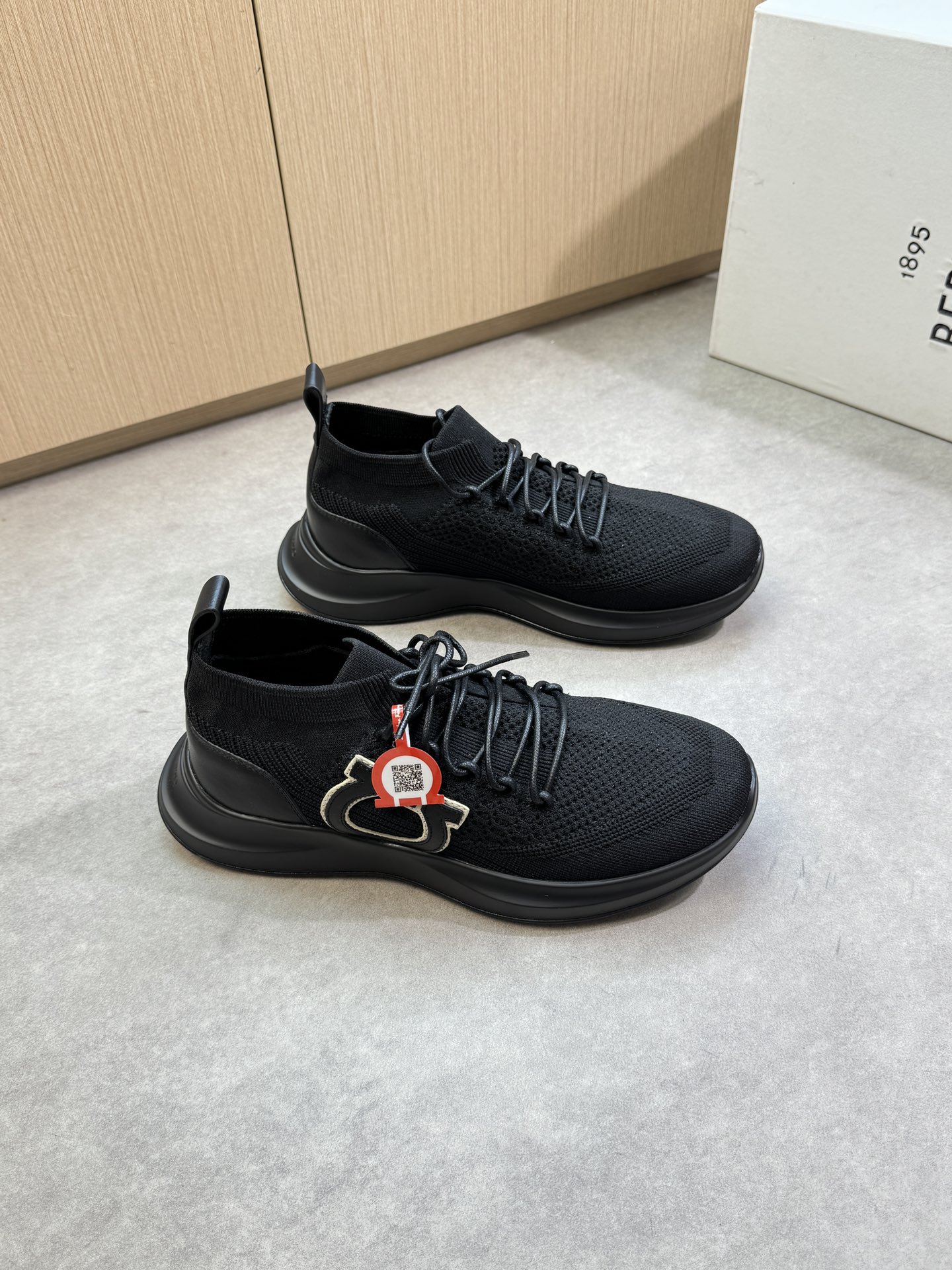 NO:356500,【 Ferragamo】 Ferragamo - High-end quality Original single casual sports shoes - Imported matte calfskin on the upper, brand thickened fly knit (knitted) cloth, shoe body sewing brand logo totem - Inner footbed; water dyed cowhide - Ultra-light TPU foaming·rubber; Two-color molded sole - Ultra-high quality control·fine workmanship highlights (high-end, noble, grade) -Size 39-44 (38,45, size can be customized)·B0310,,ferragamo,ferragamo,sneakers,cowhide19860909【 Ferragamo】菲拉格慕 -高端品质 原单·休闲运动鞋 -鞋面进口磨砂小牛皮、品牌加厚飞织(针织)布匹、鞋身车缝品牌Logo图腾 -内里垫脚；水染牛皮 -大底超轻TPU发泡·橡胶；双色成型大底 -超高品控·做工精细凸显( 高端·贵气·档次 ) -Size 39-44（38,45,码可订做)·B0310,,ferragamo,ferragamo,sneakers,cowhide,Men's shoes