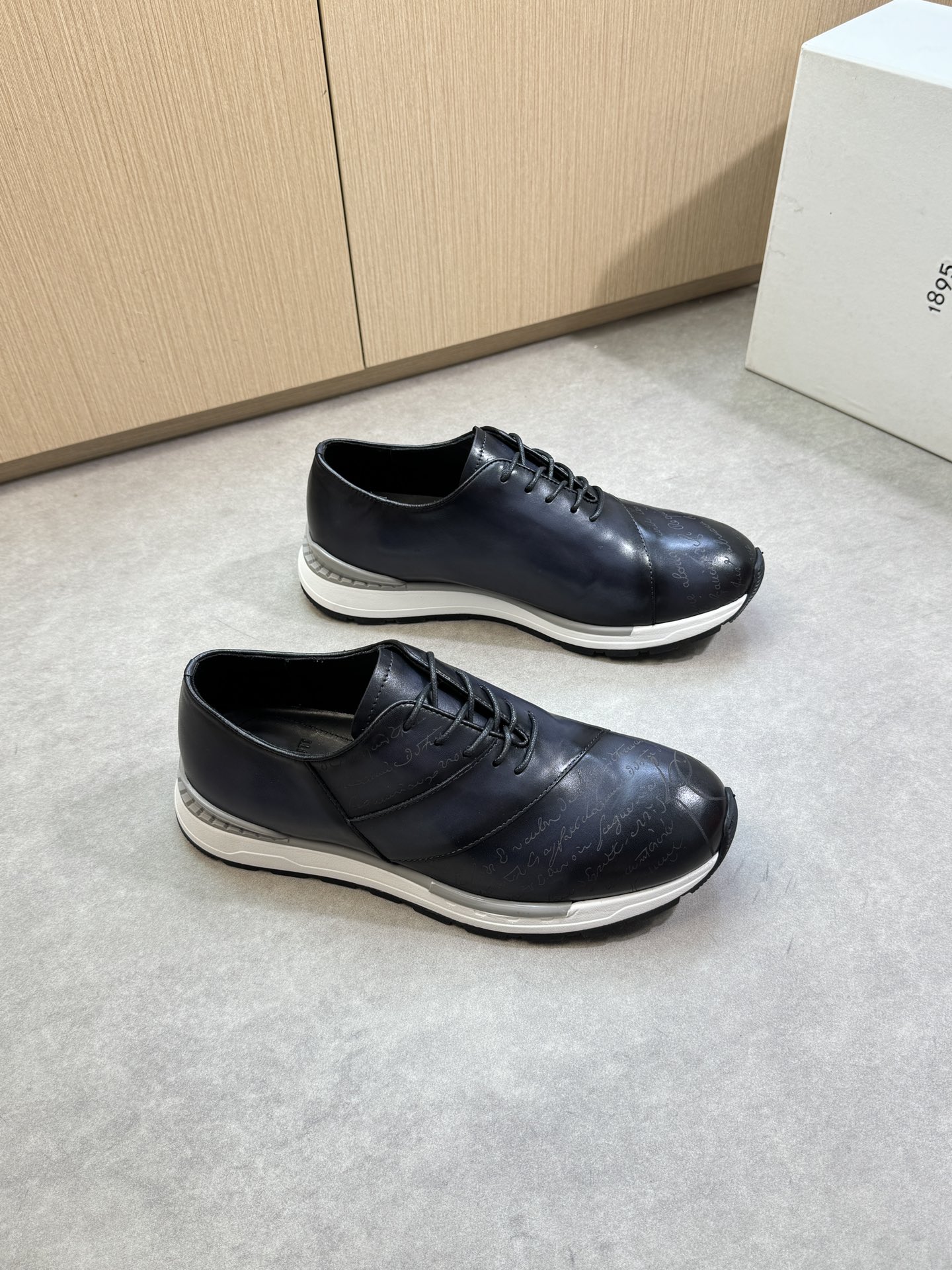 NO:357148,【Berluti】Berluti (Bruti) - High-end quality Original single casual sports shoes - Imported wax-feeling Napa calfskin, shoe body laser brand totem craft - Inner water dyed cowhide - Outsole ultra-light TPU foaming·rubber; Two-color molded outsole - Ultra-high quality control·fine workmanship highlighted (high-end·noble·grade) -Size 39-44 (38,45, custom made)·B0310,,sneakers,cowhide19860909【 Berluti】伯尔鲁帝(布鲁提) -高端品质 原单·休闲运动鞋 -鞋面进口蜡感纳帕小牛皮、鞋身激光品牌图腾工艺 -内里水染牛皮 -大底超轻TPU发泡·橡胶；双色成型大底 -超高品控·做工精细凸显( 高端·贵气·档次 ) -Size 39-44（38,45,可订做)·B0310,,sneakers,cowhide,Men's shoes