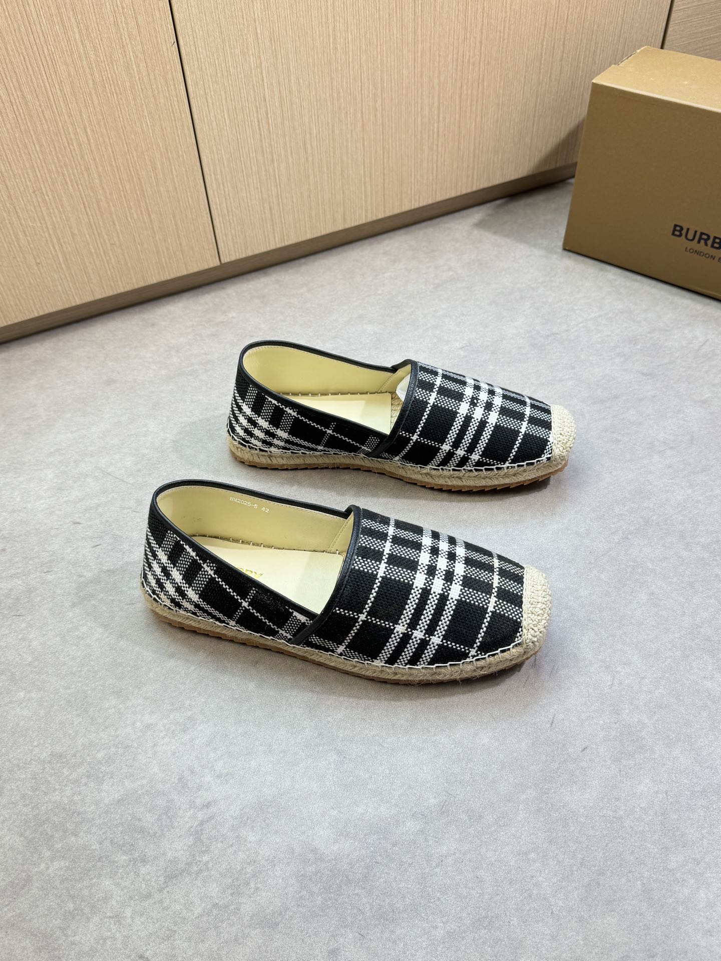 NO:357289,【BURBERRY】Burberry - High-end quality Original single casual fisherman's shoes - Upper imported Napa calfskin, brand totem cloth, shoe and braided rope water table·Handmade string sewing mark thread - Inner water dyed cowhide - Outsole ultralight TPR rubber; Two-color molded sole - Ultra-high quality control·fine workmanship highlighted (high-end, noble, grade) -Size 39-44 (38, 45, 46, custom made)·BBR0310,,burberry,burberry,espadrilles,cowhide19860909【 BURBERRY】巴宝莉  -高端品质 原单·休闲渔夫鞋 -鞋面进口纳帕小牛皮、品牌图腾布匹、鞋邦处与编织绳水台·手工串缝马克线 -内里水染牛皮 -大底超轻TPR橡胶; 双色成型大底 -超高品控·做工精细凸显(高端·贵气·档次) -Size 39-44（38,45,46,可订做)·BBR0310,,burberry,burberry,espadrilles,cowhide,Men's shoes