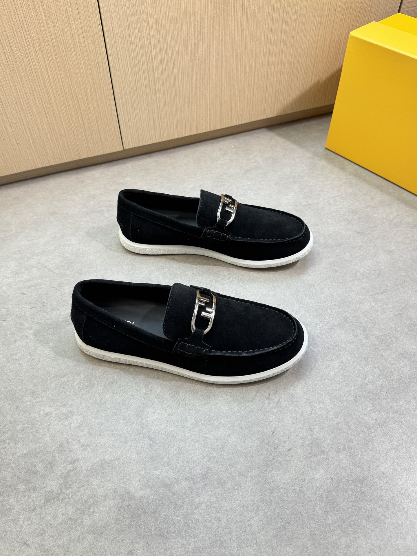 NO:357310,【Fendi】Fendi - High-end quality Original single · Casual one-foot pedal shoes - Upper back fleece calfskin, brand metal fastener cross-bond decoration, shoe pill, heel. Handmade string sewing mark thread - Inner water dye cowhide - Outsole ultralight TPR. Rubber; Formed sole - Ultra-high quality control· Fine workmanship highlight (high-end, noble, grade) -Size 39-44 (38, 45, 46, can be customized)·FD0,,fendi,fendi,cowhide19860909【 Fendi】芬迪 -高端品质 原单·休闲一脚蹬板鞋 -鞋面反绒小牛皮、品牌金属扣件横担装饰、鞋丹.后跟.手工串缝马克线 -内里水染牛皮 -大底超轻TPR.橡胶; 成型大底 -超高品控·做工精细凸显(高端·贵气·档次) -Size 39-44（38,45,46,可订做)·FD0,,fendi,fendi,cowhide,Men's shoes