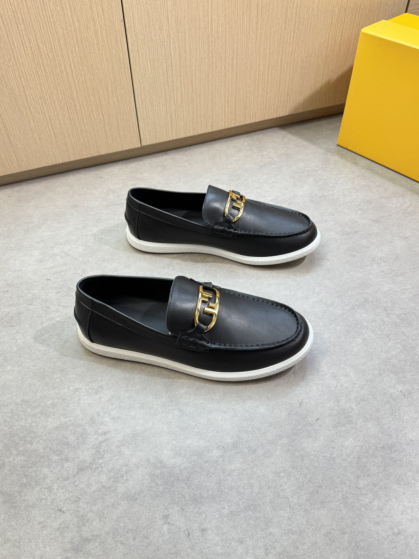 NO:357323,【Fendi】Fendi - High-end quality Original single · Casual one-foot pedal shoes - Upper Napa calfskin, brand metal fastener cross-decoration, shoe dan, heel. Handmade string sewing mark thread - Inner water dye cowhide - Outsole ultra-light TPR. Rubber; Formed sole - Ultra-high quality control, fine workmanship highlighted (high-end, noble, grade) -Size 39-44 (38, 45, 46, can be customized)·FD0,,fendi,fendi,cowhide19860909【 Fendi】芬迪 -高端品质 原单·休闲一脚蹬板鞋 -鞋面纳帕小牛皮、品牌金属扣件横担装饰、鞋丹.后跟.手工串缝马克线 -内里水染牛皮 -大底超轻TPR.橡胶; 成型大底 -超高品控·做工精细凸显(高端·贵气·档次) -Size 39-44（38,45,46,可订做)·FD0,,fendi,fendi,cowhide,Men's shoes