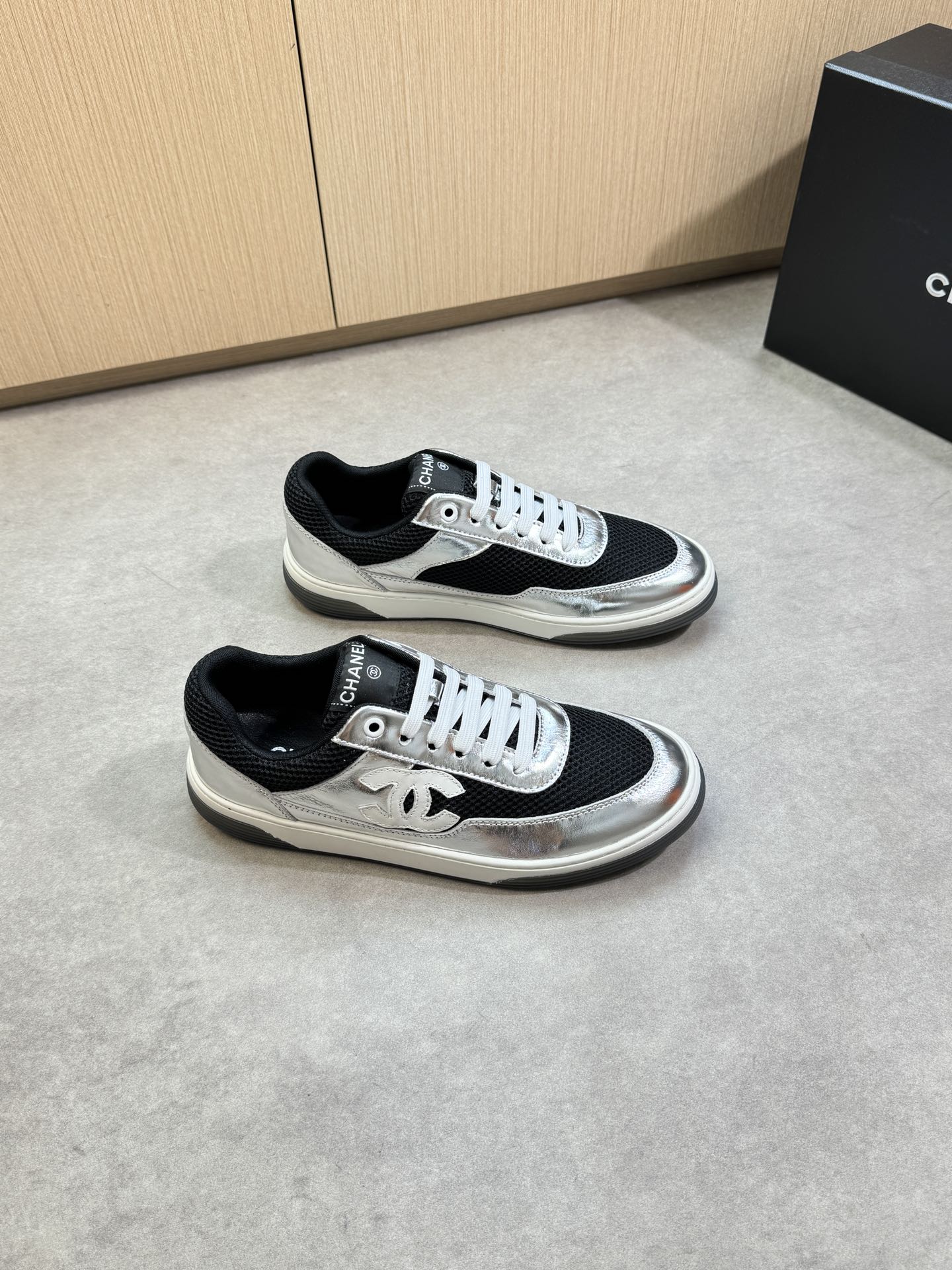 NO:357691,【CHANEL】Chanel - High-end quality Original single casual sports shoes - upper silver calfskin, high mercerized hollow mesh canvas, shoe body sewing brand totem - inner brand canvas, foot pads; water dyed cowhide - outsole ultralight TPR·rubber; two-color molded sole - ultra high quality control·fine workmanship highlight (high-end·noble·grade) -Size 39-44 (38,45, custom made)·CN0126,,chanel,chanel,cowhide19860909【 CHANEL】香奈儿  -高端品质 原单·休闲运动板鞋 -鞋面银色小牛皮、高丝光镂空网帆布、鞋身车缝品牌图腾 -内里品牌帆布,垫脚；水染牛皮 -大底超轻TPR·橡胶；双色成型大底 -超高品控·做工精细凸显(高端·贵气·档次) -Size 39-44（38,45,可订做)·CN0126,,chanel,chanel,cowhide,Men's shoes