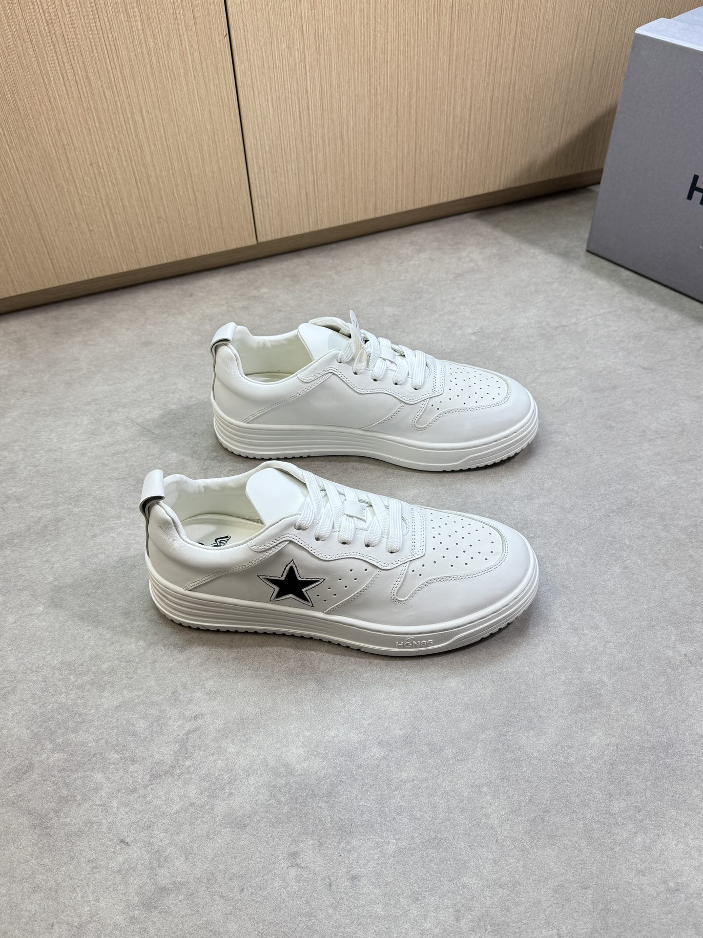NO:357711,【HOGAN】Hogan - High-end quality Original single casual sports shoes - Upper Napa calfskin, shoe body sewing totem - Inner water dyed cowhide, foot pad; imprinted 3D brand cotton canvas - Outsole original TPR. Rubber; Formed outsole - Ultra-high quality control, fine workmanship. Highlight (high-end, noble, grade) -Size 39-44 (38,45, custom made)·0126,,hogan,sneakers,cowhide19860909【HOGAN】霍根 -高端品质 原单·休闲运动鞋 -鞋面纳帕小牛皮、鞋身车缝图腾 -内里水染牛皮,垫脚；压印3D品牌包棉帆布 -大底原版TPR.橡胶; 成型大底 -超高品控·做工精细.凸显(高端·贵气·档次) -Size 39-44（38,45,可订做)·0126,,hogan,sneakers,cowhide,Men's shoes