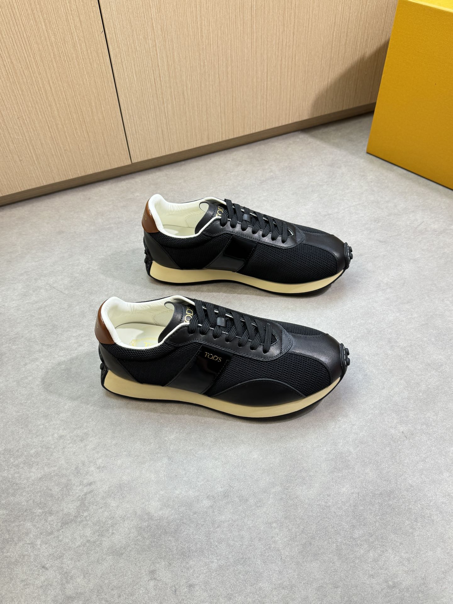 NO:357722,【TOD's】Todds - High-end quality Original single casual sports shoes - Upper Napa calfskin, open-edge bead calfskin, brand high mercerized hollow mesh canvas, tongue, shoe body, heel. Silk-printed brand logo - Inner water dyed cowhide - Outsole ultra-light wear-resistant velvet rubber; Two-color molded outsole - Ultra-high quality control, fine workmanship highlighted (high-end, noble, grade) -Size 38-44 (45, custom made)·TD0372,,Tod's, sneakers, cowhide19860909【TOD's】托德斯 -高端品质 原单·休闲运动鞋 -鞋面纳帕小牛皮、开边珠小牛皮、品牌高丝光镂空网帆布、鞋舌.鞋身.后跟.丝印品牌logo -内里水染牛皮 -大底超轻耐磨绒·橡胶；双色成型大底 -超高品控·做工精细凸显(高端·贵气·档次) -Size 38-44（45,可订做)·TD0372,,Tod's,sneakers,cowhide,Men's shoes