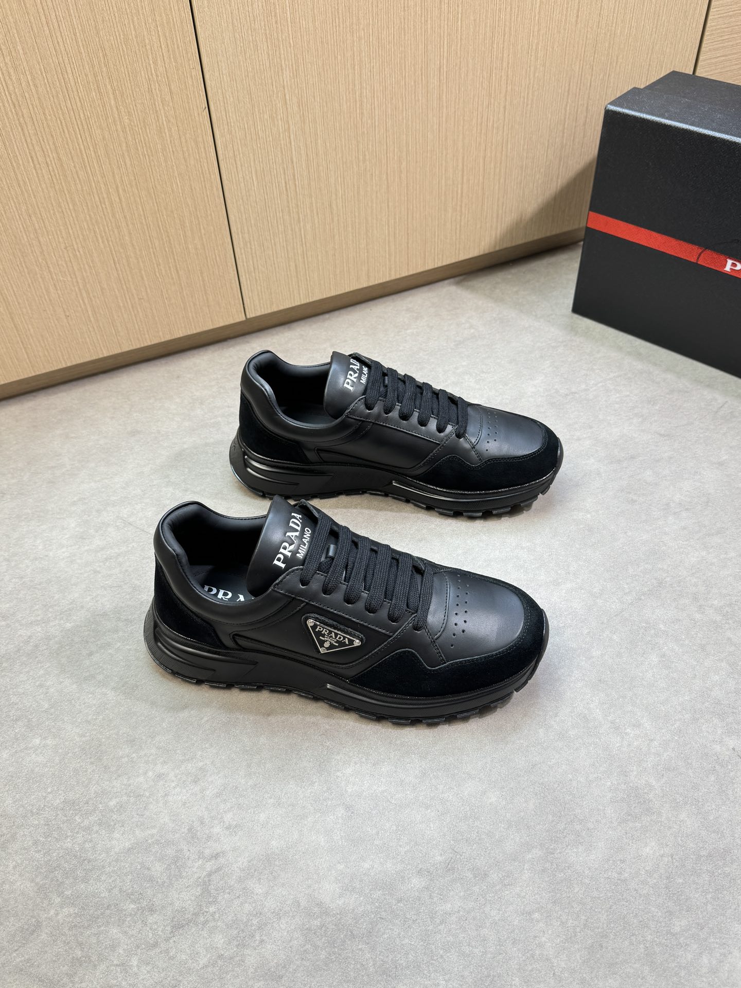 NO:357728,【PRADA】Prada - High-end quality Original single · Casual sports shoes - Imported upper Napa calfskin, reverse velvet calfskin, shoe body brand metal fastener, shoe tongue. High Zhoubo brand logo - inner water dyed cowhide - outsole ultra-light TPU foam · Rubber two-color molded outsole - ultra-high quality control · fine workmanship highlighted (high-end · noble · grade) -Size 38-44 (45, 46 can be customized) ·PR9695,,prada,prada,sneakers,cowhide19860909【PRADA】普拉达 -高端品质 原单·休闲运动鞋 -鞋面进口纳帕小牛皮、反绒小牛皮、鞋身品牌金属扣件、鞋舌.高周波品牌logo -内里水染牛皮 -大底超轻TPU发泡·橡胶双色成型大底 -超高品控·做工精细凸显(高端·贵气·档次) -Size 38-44（45,46可订做)·PR9695,,prada,prada,sneakers,cowhide,Men's shoes