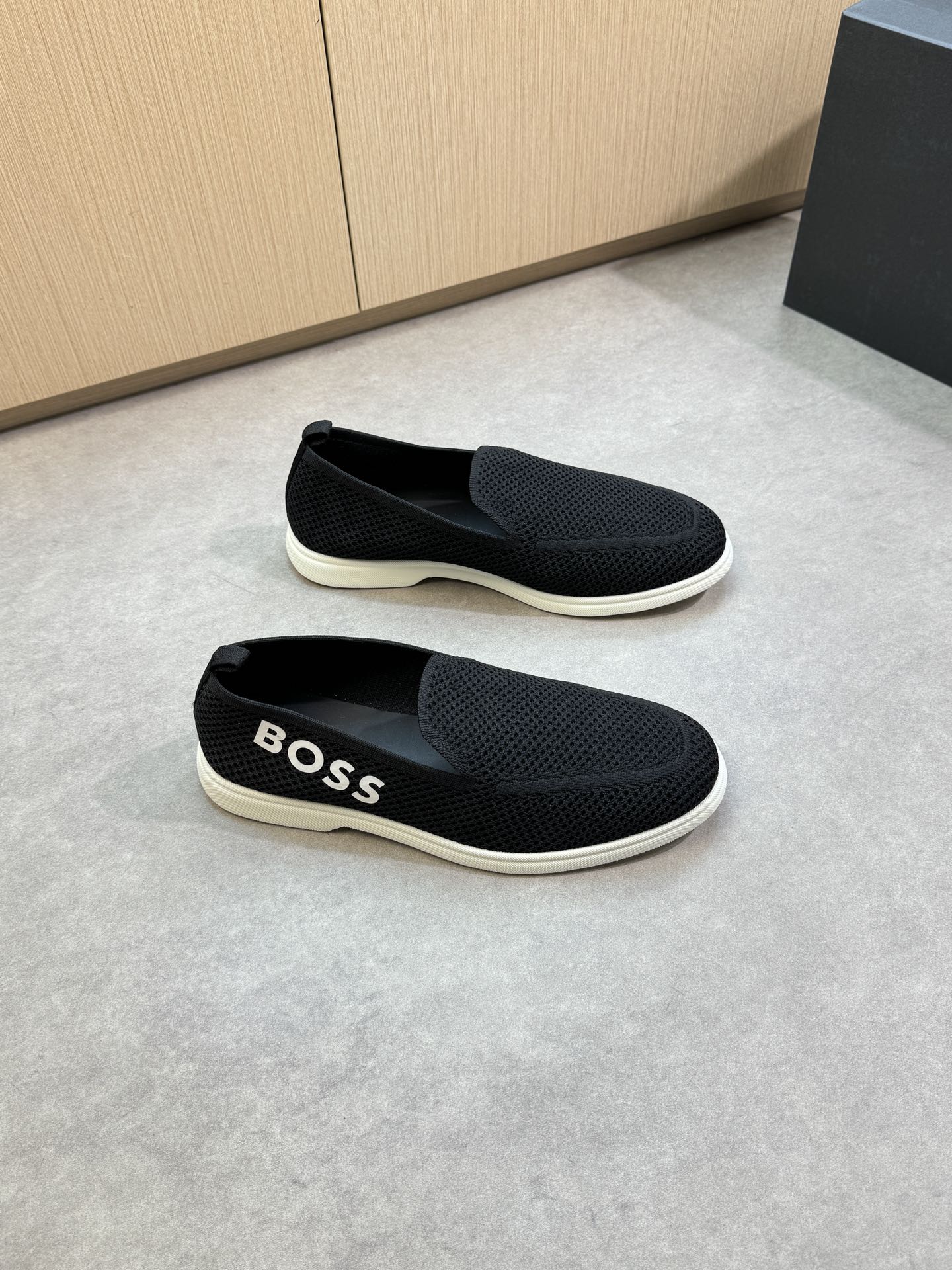 NO:357740,【BOSS】Boss - High-end quality Original single · One-foot casual shoes - Upper brand flying knit (knitted) hollow mesh cloth, heel hot brand LOGO - Inner foot pad water dyed cowhide - Outsole ultralight TPR rubber; molded sole - Ultra-high quality control · Fine workmanship highlighted (high-end · noble · grade) -Size 39-44 (38, 45, 46, custom made)·0039,,cowhide19860909【BOSS】博思 -高端品质 原单·一脚蹬休闲鞋 -鞋面品牌飞织(针织)镂空网布匹、后跟热切品牌LOGO -内里垫脚水染牛皮 -大底超轻TPR橡胶；成型大底 -超高品控·做工精细凸显(高端·贵气·档次) -Size 39-44（38,45,46,可订做)·0039,,cowhide,Men's shoes