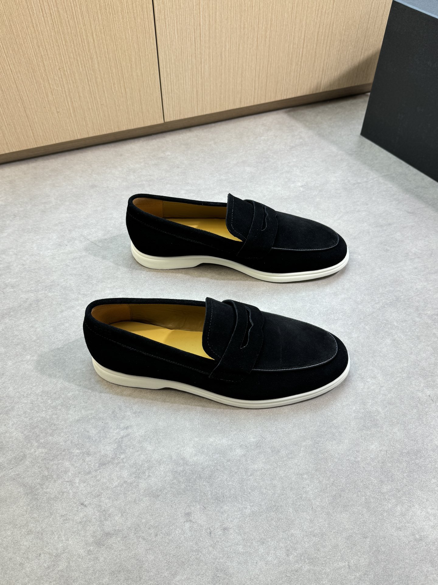 NO:357752,【BOSS】Boss - High-end quality Original single · One-foot casual shoes - High mercerized reverse velvet calfskin on the upper, brand cross-bond decoration, heel air compressor brand LOGO - Inner water dyed cowhide - Outsole ultra-light TPR rubber; molded sole - Ultra-high quality control · Fine workmanship highlighted (high-end · noble · grade) -Size 39-44 (38, 45, 46, custom made)·0039,,cowhide19860909【BOSS】博思 -高端品质 原单·一脚蹬休闲鞋 -鞋面高丝光反绒小牛皮、品牌横担装饰、后跟空压品牌LOGO -内里水染牛皮 -大底超轻TPR橡胶；成型大底 -超高品控·做工精细凸显(高端·贵气·档次) -Size 39-44（38,45,46,可订做)·0039,,cowhide,Men's shoes