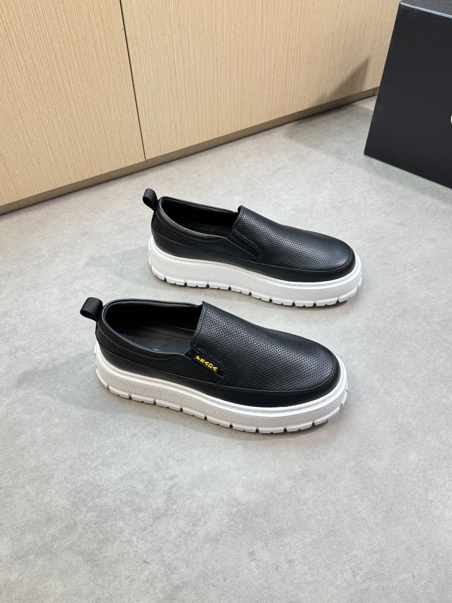 NO:357762,【PRADA】Prada - High-end quality Original single · One-foot-pedal casual sports shoes - Imported lyre-patterned calfskin, punched calfskin, shoe tongue sewing brand plastic LOGO - Inner water dyed cowhide - Outsole ultra-light TPU foam; molded sole - Ultra-high quality control · Fine workmanship highlighted (high-end, noble, grade) -Size 38-44 (45, custom made) ·PR0372,,prada,prada,sneakers,cowhide19860909【PRADA】普拉达 -高端品质 原单·一脚蹬休闲运动鞋 -鞋面进口荔纹小牛皮、打孔小牛皮、鞋舌车缝品牌塑胶LOGO -内里水染牛皮 -大底超轻TPU发泡；成型大底 -超高品控·做工精细凸显(高端·贵气·档次) -Size 38-44（45,可订做)·PR0372,,prada,prada,sneakers,cowhide,Men's shoes