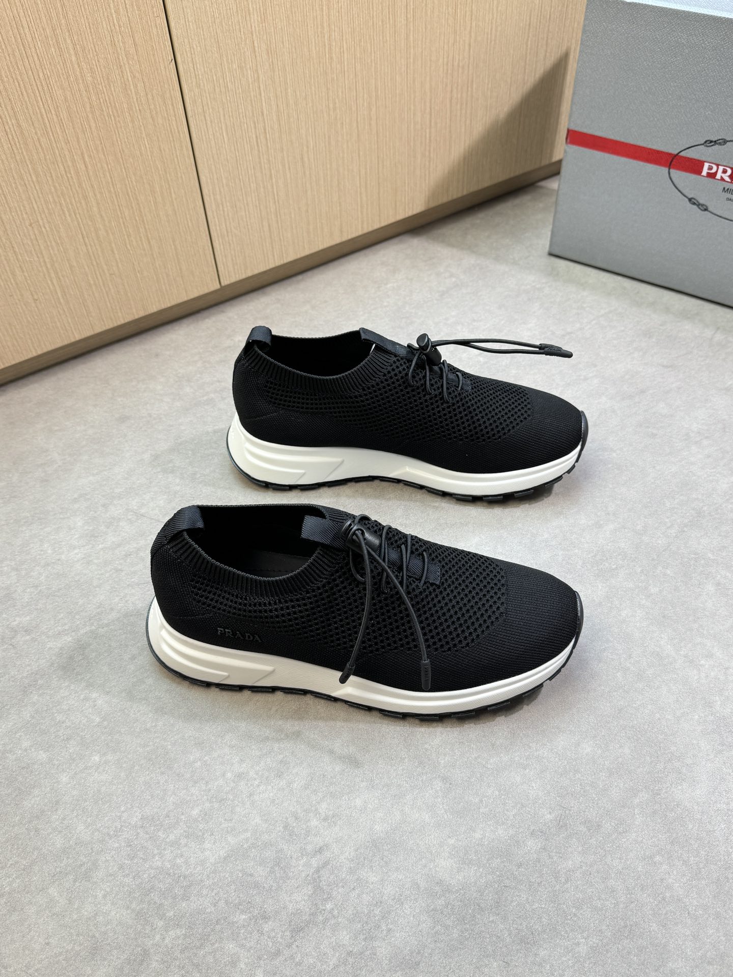NO:357808,【PRADA】Prada - High-end quality Original single · Casual sports shoes - Upper brand totem knitted (fly knitted) cloth, shoe body injection molding brand logo - Inner water dyed cowhide - Outsole ultra-light TPU foaming·rubber; Two-color molded outsole - Ultra-high quality control·fine workmanship highlighted (high-end, noble, grade) -Size 38-44 (45, custom made)·PR0135,,prada,prada,sneakers,cowhide19860909【PRADA】普拉达 -高端品质 原单·休闲运动鞋 -鞋面品牌图腾针织(飞织)布匹、鞋身注塑品牌logo -内里水染牛皮 -大底超轻TPU发泡·橡胶；双色成型大底 -超高品控·做工精细凸显(高端·贵气·档次) -Size 38-44（45,可订做)·PR0135,,prada,prada,sneakers,cowhide,Men's shoes