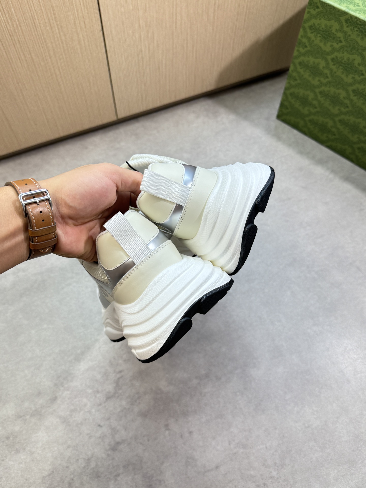 【Gucci】古驰  P460💰
-高端品质  原单·休闲运动鞋
-鞋面：🔝纳帕小牛皮、品牌帆布布匹、鞋身热切品牌图腾、鞋舌车缝品牌LOGO布标
-内里：品牌帆布，垫脚；水染牛皮
-大底：超轻TPU发泡·橡胶：双色成型大底
-超高品控·做工精细：凸显(高端·贵气·档次)
-Size ：38-44（45，可订做)·G61850