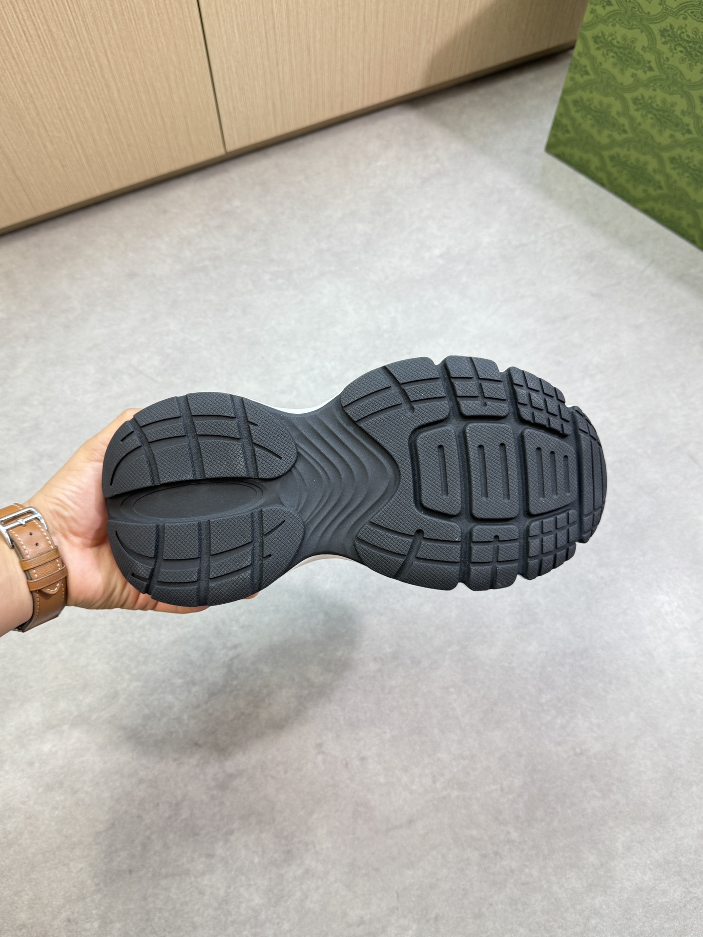 【Gucci】古驰  P460💰
-高端品质  原单·休闲运动鞋
-鞋面：🔝纳帕小牛皮、品牌帆布布匹、鞋身热切品牌图腾、鞋舌车缝品牌LOGO布标
-内里：品牌帆布，垫脚；水染牛皮
-大底：超轻TPU发泡·橡胶：双色成型大底
-超高品控·做工精细：凸显(高端·贵气·档次)
-Size ：38-44（45，可订做)·G61850