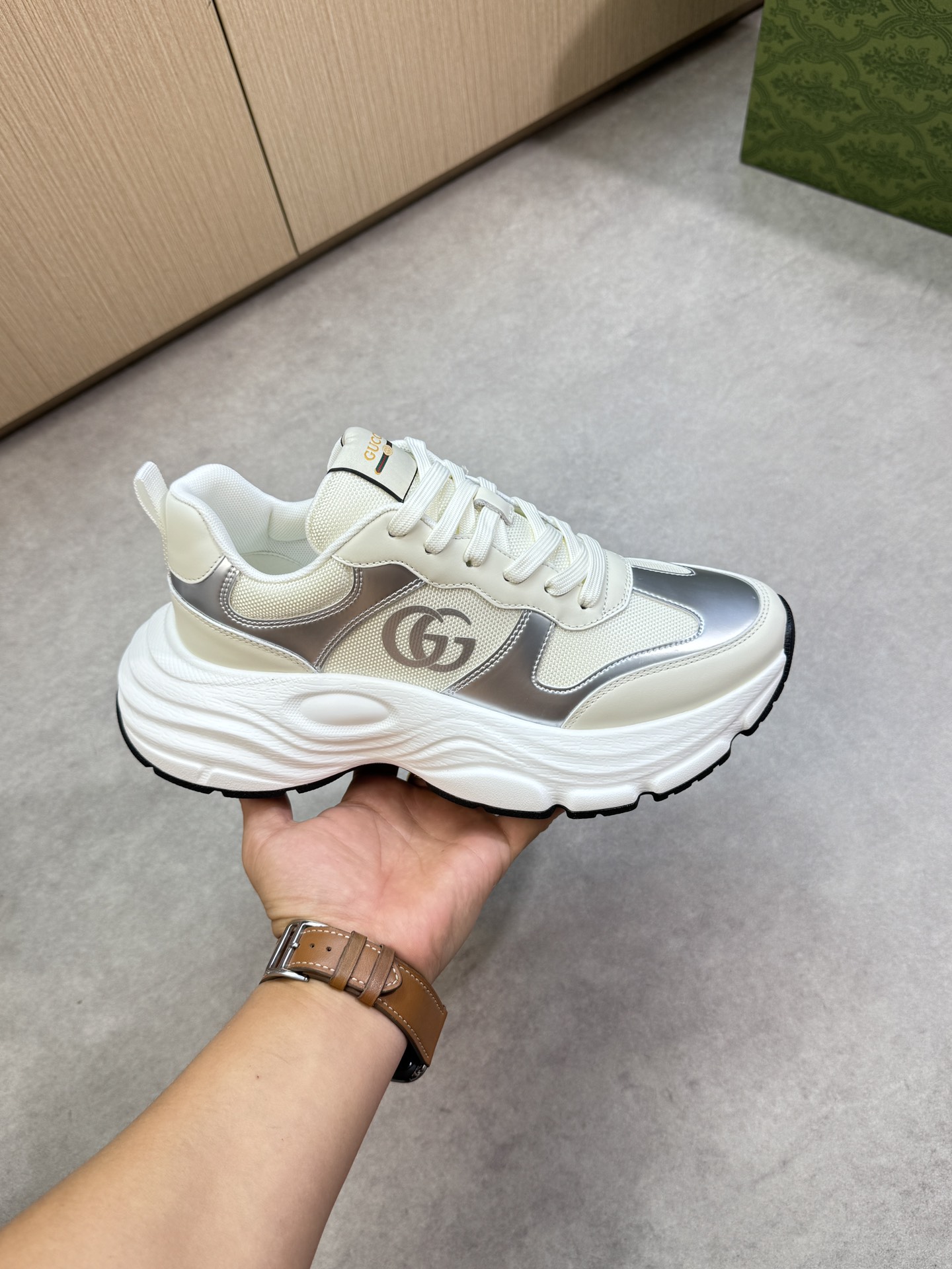 【Gucci】古驰  P460💰
-高端品质  原单·休闲运动鞋
-鞋面：🔝纳帕小牛皮、品牌帆布布匹、鞋身热切品牌图腾、鞋舌车缝品牌LOGO布标
-内里：品牌帆布，垫脚；水染牛皮
-大底：超轻TPU发泡·橡胶：双色成型大底
-超高品控·做工精细：凸显(高端·贵气·档次)
-Size ：38-44（45，可订做)·G61850