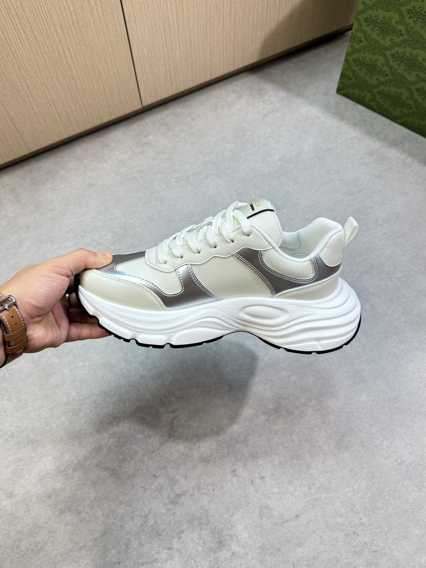 【Gucci】古驰  P460💰
-高端品质  原单·休闲运动鞋
-鞋面：🔝纳帕小牛皮、品牌帆布布匹、鞋身热切品牌图腾、鞋舌车缝品牌LOGO布标
-内里：品牌帆布，垫脚；水染牛皮
-大底：超轻TPU发泡·橡胶：双色成型大底
-超高品控·做工精细：凸显(高端·贵气·档次)
-Size ：38-44（45，可订做)·G61850