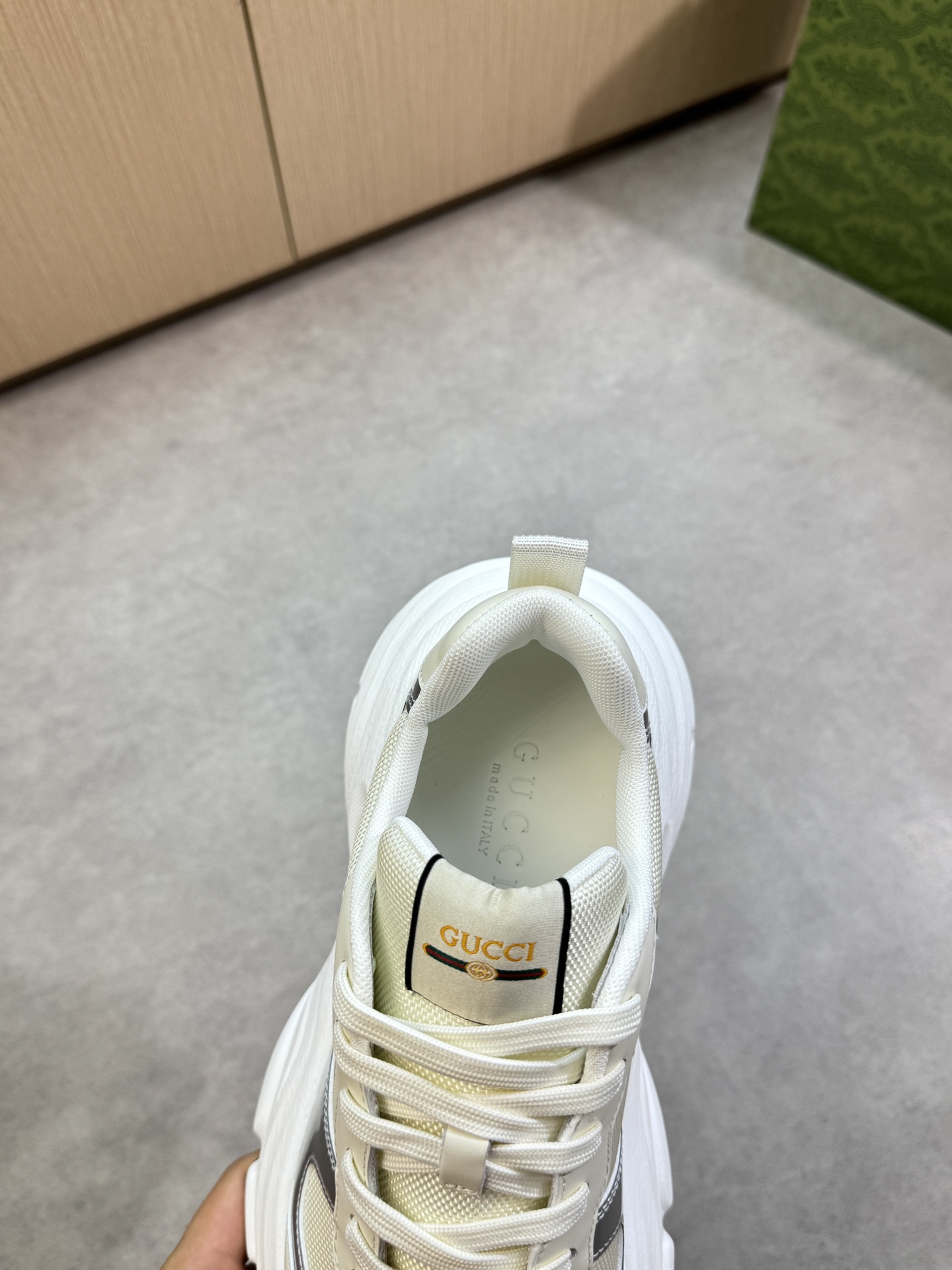 【Gucci】古驰  P460💰
-高端品质  原单·休闲运动鞋
-鞋面：🔝纳帕小牛皮、品牌帆布布匹、鞋身热切品牌图腾、鞋舌车缝品牌LOGO布标
-内里：品牌帆布，垫脚；水染牛皮
-大底：超轻TPU发泡·橡胶：双色成型大底
-超高品控·做工精细：凸显(高端·贵气·档次)
-Size ：38-44（45，可订做)·G61850