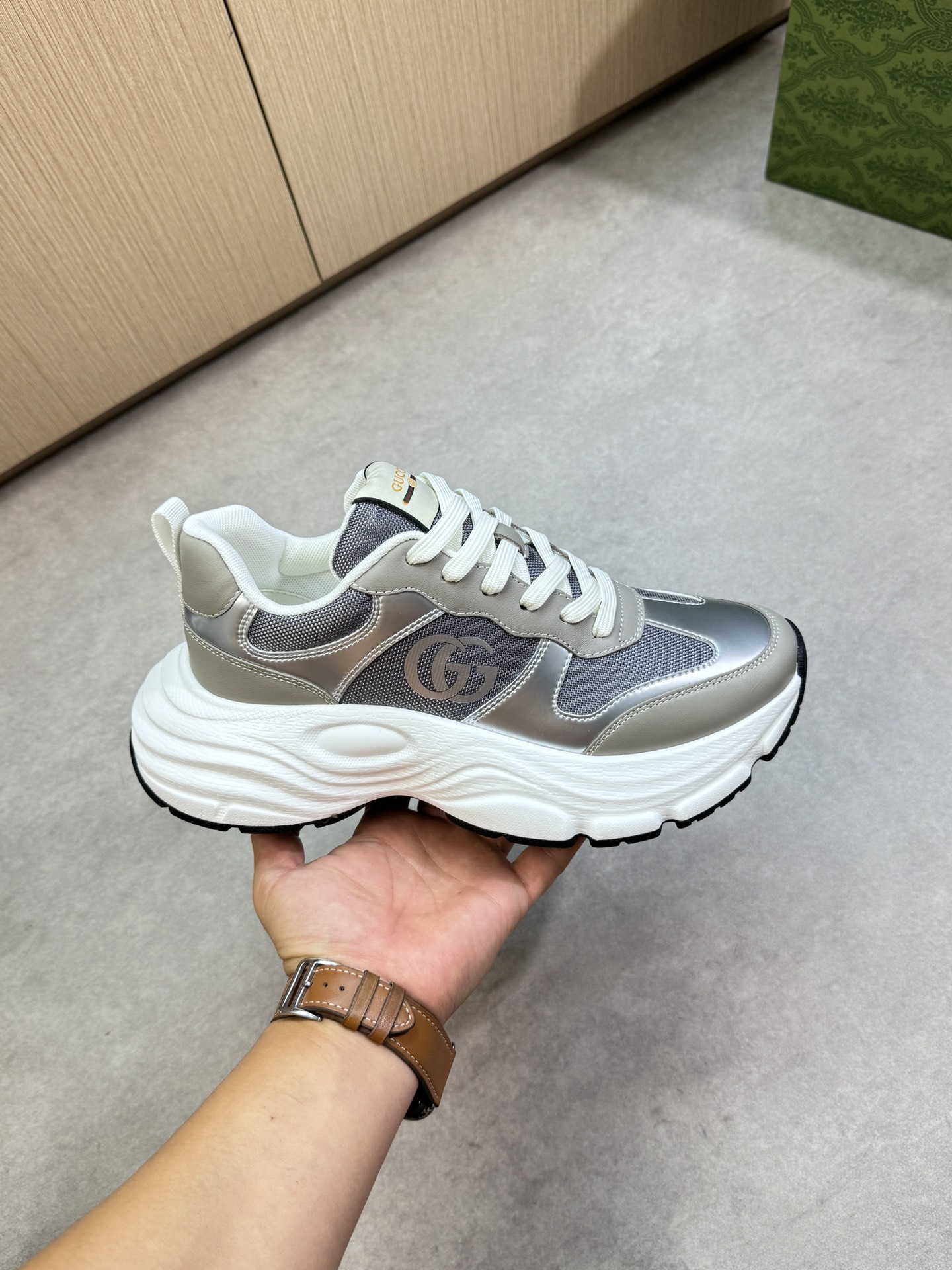 【Gucci】古驰  P460💰
-高端品质  原单·休闲运动鞋
-鞋面：🔝纳帕小牛皮、品牌帆布布匹、鞋身热切品牌图腾、鞋舌车缝品牌LOGO布标
-内里：品牌帆布，垫脚；水染牛皮
-大底：超轻TPU发泡·橡胶：双色成型大底
-超高品控·做工精细：凸显(高端·贵气·档次)
-Size ：38-44（45，可订做)·G61850