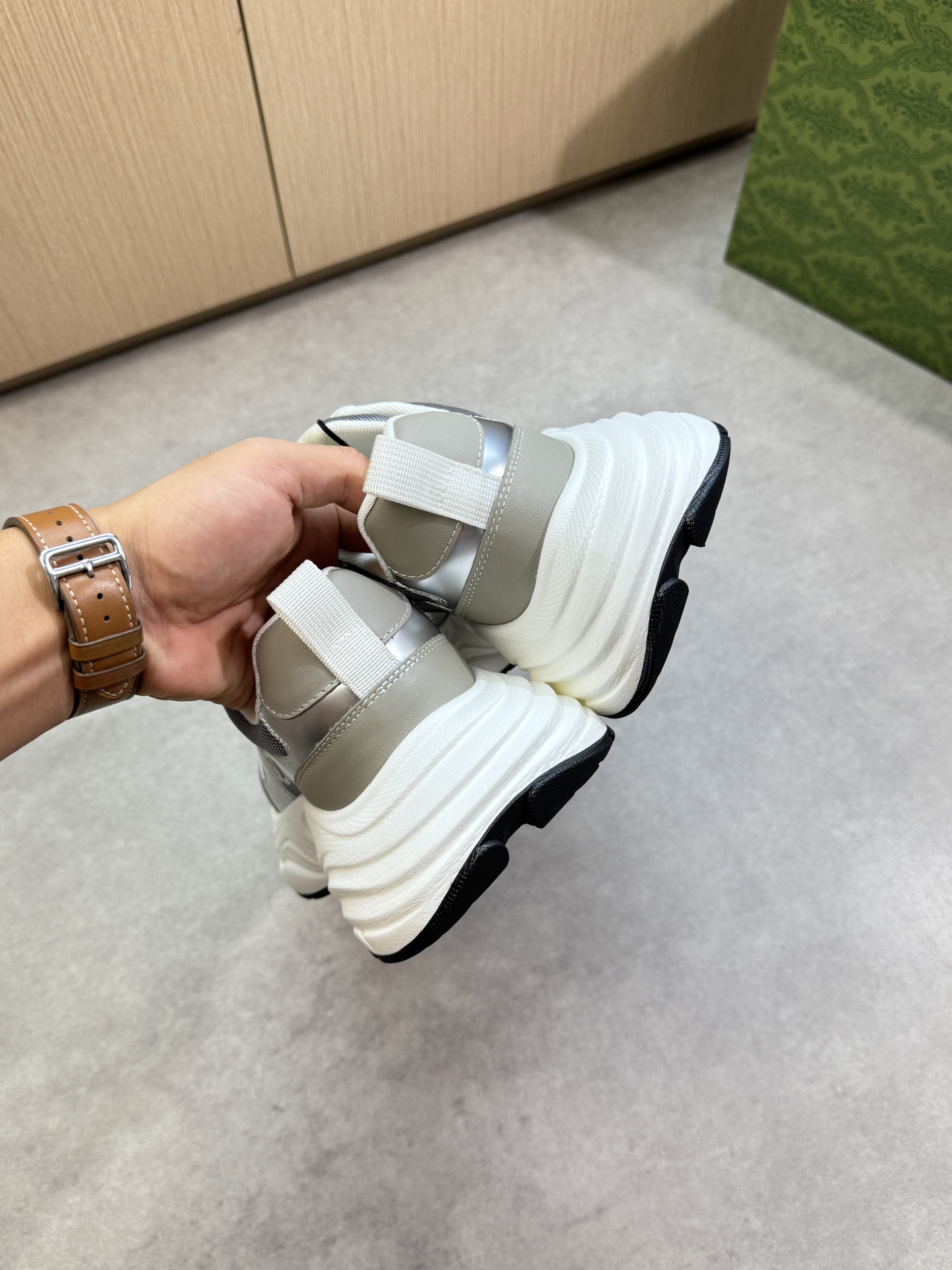 【Gucci】古驰  P460💰
-高端品质  原单·休闲运动鞋
-鞋面：🔝纳帕小牛皮、品牌帆布布匹、鞋身热切品牌图腾、鞋舌车缝品牌LOGO布标
-内里：品牌帆布，垫脚；水染牛皮
-大底：超轻TPU发泡·橡胶：双色成型大底
-超高品控·做工精细：凸显(高端·贵气·档次)
-Size ：38-44（45，可订做)·G61850