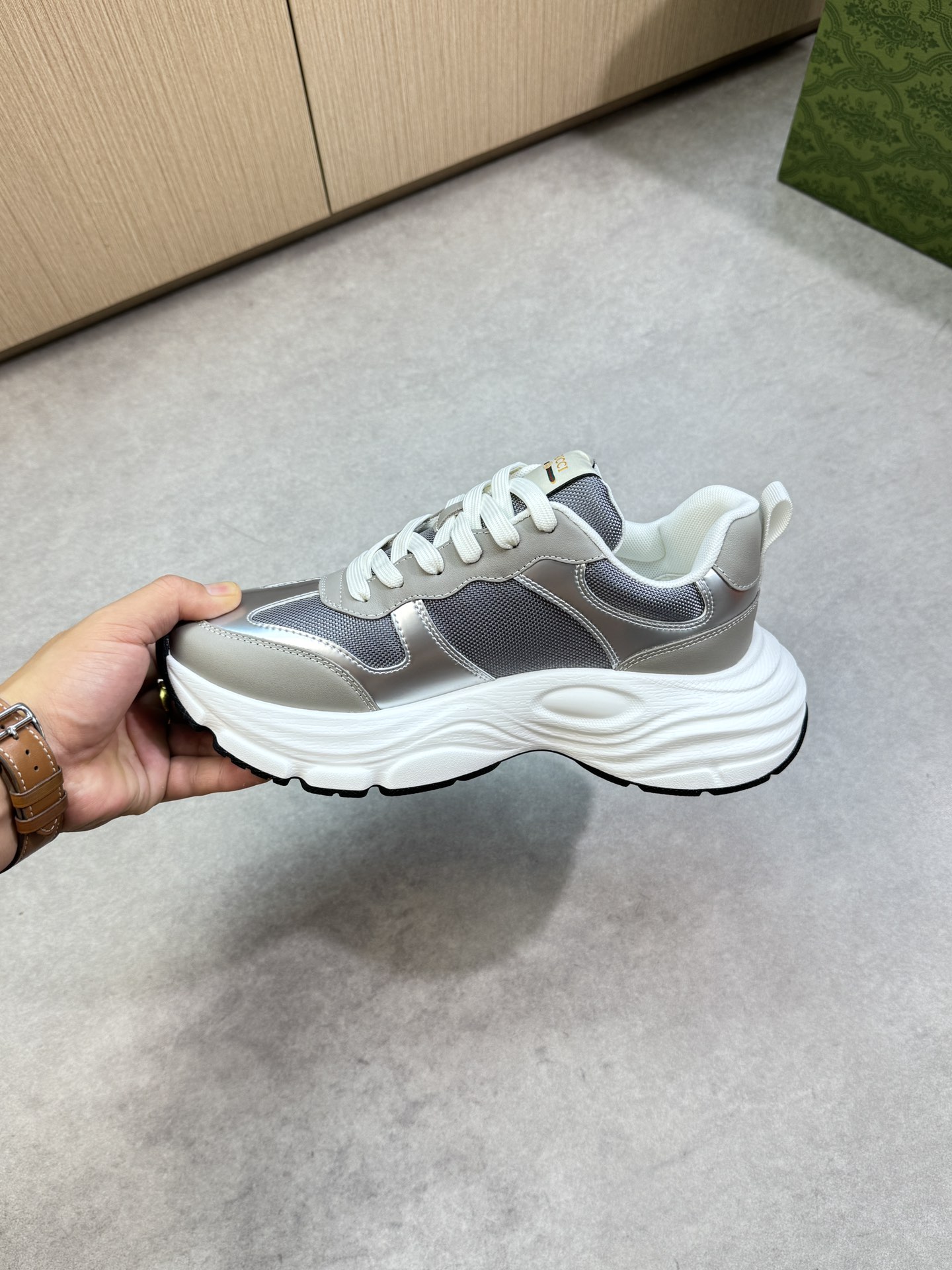 【Gucci】古驰  P460💰
-高端品质  原单·休闲运动鞋
-鞋面：🔝纳帕小牛皮、品牌帆布布匹、鞋身热切品牌图腾、鞋舌车缝品牌LOGO布标
-内里：品牌帆布，垫脚；水染牛皮
-大底：超轻TPU发泡·橡胶：双色成型大底
-超高品控·做工精细：凸显(高端·贵气·档次)
-Size ：38-44（45，可订做)·G61850