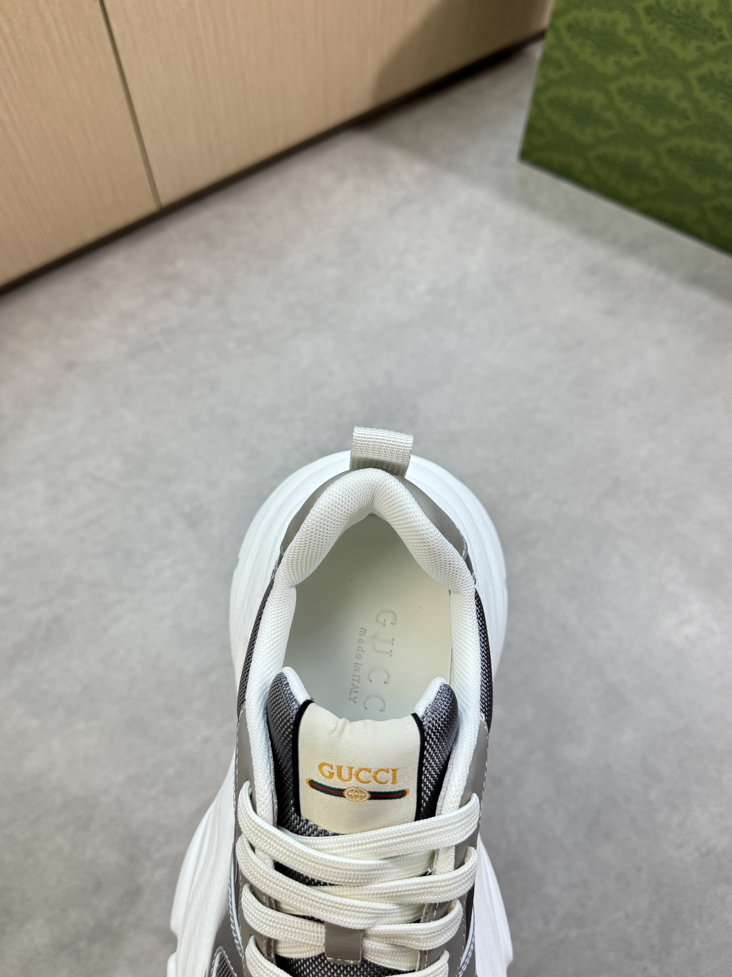 【Gucci】古驰  P460💰
-高端品质  原单·休闲运动鞋
-鞋面：🔝纳帕小牛皮、品牌帆布布匹、鞋身热切品牌图腾、鞋舌车缝品牌LOGO布标
-内里：品牌帆布，垫脚；水染牛皮
-大底：超轻TPU发泡·橡胶：双色成型大底
-超高品控·做工精细：凸显(高端·贵气·档次)
-Size ：38-44（45，可订做)·G61850