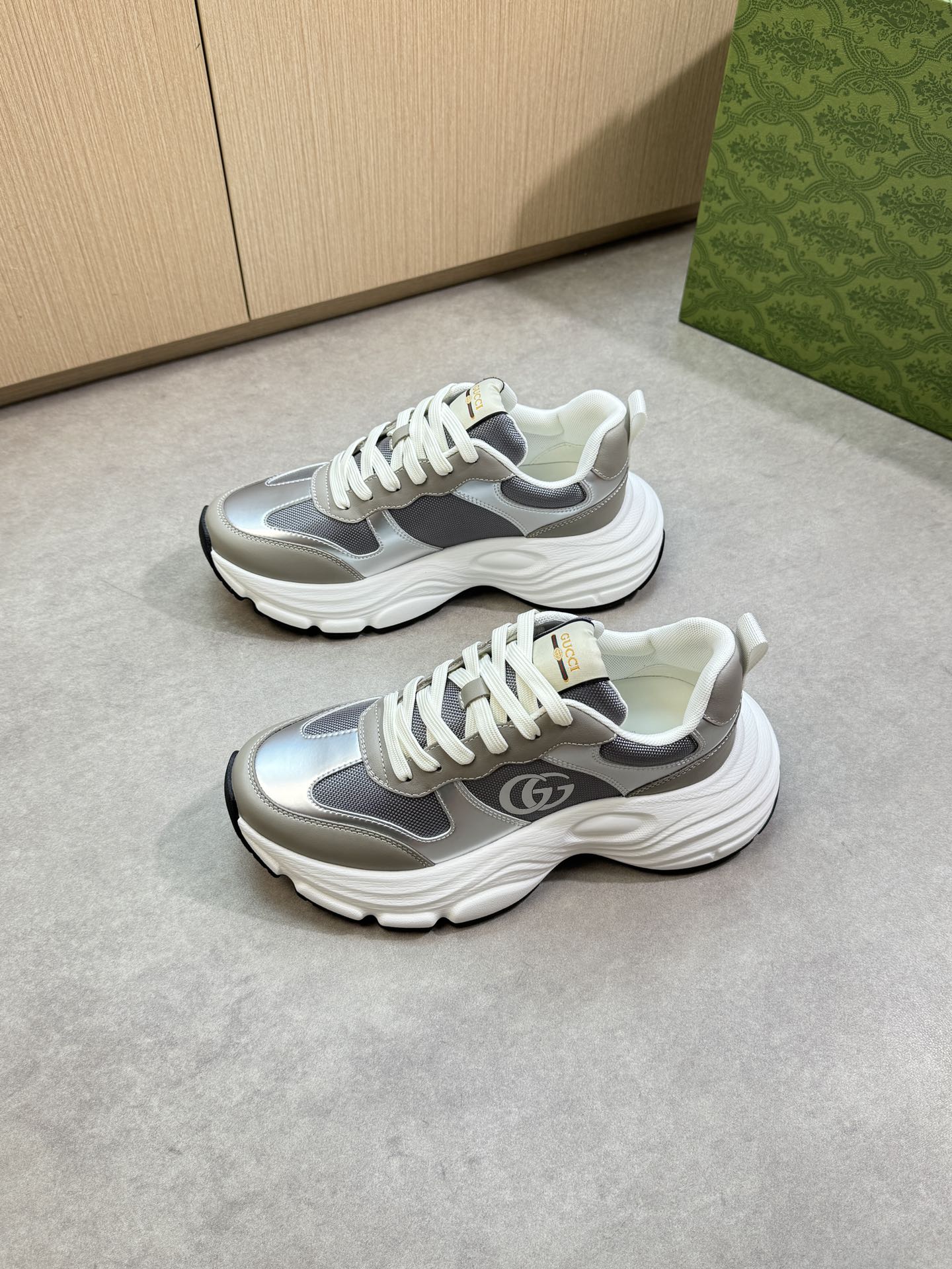 【Gucci】古驰  P460💰
-高端品质  原单·休闲运动鞋
-鞋面：🔝纳帕小牛皮、品牌帆布布匹、鞋身热切品牌图腾、鞋舌车缝品牌LOGO布标
-内里：品牌帆布，垫脚；水染牛皮
-大底：超轻TPU发泡·橡胶：双色成型大底
-超高品控·做工精细：凸显(高端·贵气·档次)
-Size ：38-44（45，可订做)·G61850