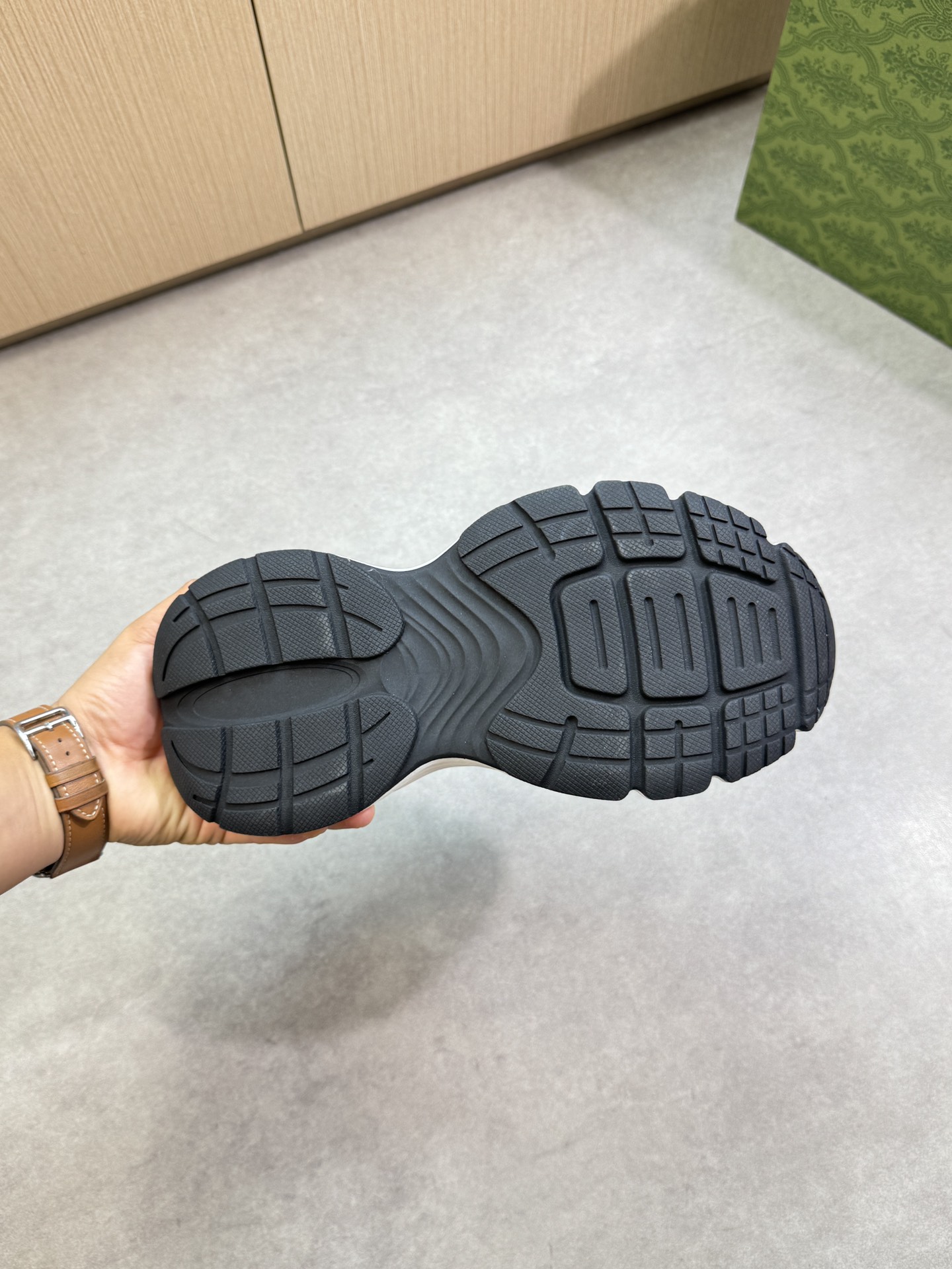 【Gucci】古驰  P460💰
-高端品质  原单·休闲运动鞋
-鞋面：🔝纳帕小牛皮、品牌帆布布匹、鞋身热切品牌图腾、鞋舌车缝品牌LOGO布标
-内里：品牌帆布，垫脚；水染牛皮
-大底：超轻TPU发泡·橡胶：双色成型大底
-超高品控·做工精细：凸显(高端·贵气·档次)
-Size ：38-44（45，可订做)·G61850