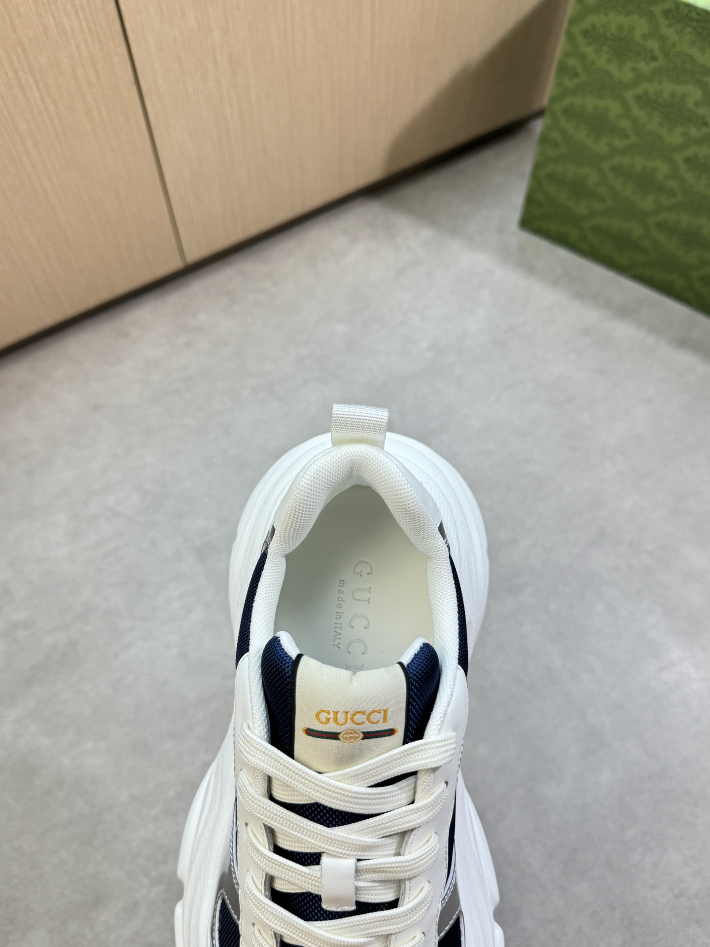 【Gucci】古驰  P460💰
-高端品质  原单·休闲运动鞋
-鞋面：🔝纳帕小牛皮、品牌帆布布匹、鞋身热切品牌图腾、鞋舌车缝品牌LOGO布标
-内里：品牌帆布，垫脚；水染牛皮
-大底：超轻TPU发泡·橡胶：双色成型大底
-超高品控·做工精细：凸显(高端·贵气·档次)
-Size ：38-44（45，可订做)·G61850