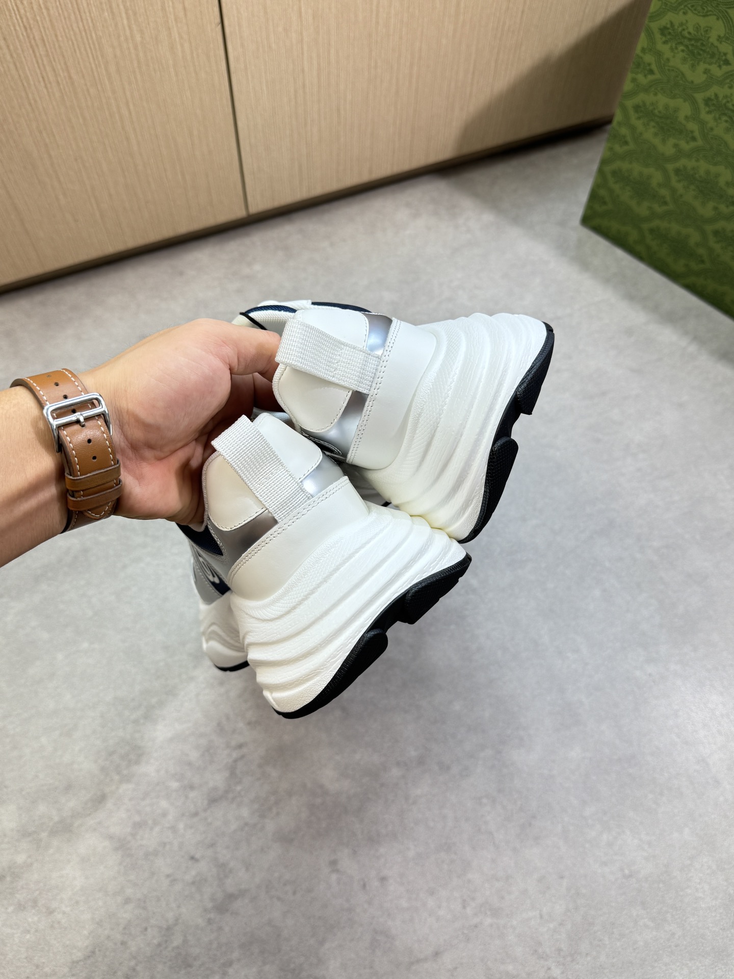 【Gucci】古驰  P460💰
-高端品质  原单·休闲运动鞋
-鞋面：🔝纳帕小牛皮、品牌帆布布匹、鞋身热切品牌图腾、鞋舌车缝品牌LOGO布标
-内里：品牌帆布，垫脚；水染牛皮
-大底：超轻TPU发泡·橡胶：双色成型大底
-超高品控·做工精细：凸显(高端·贵气·档次)
-Size ：38-44（45，可订做)·G61850